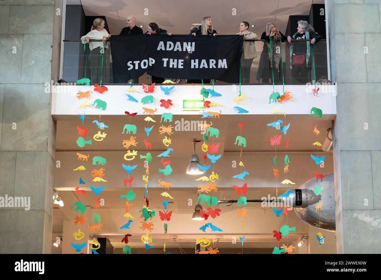 London, Großbritannien. 23. März 2024. Eine Koalition von Klima- und Menschenrechtsorganisationen protestiert gegen die Förderung des Wissenschaftsmuseums mit fossilen Brennstoffen, als die neue "Energierevolution: Die Adani Green Energy Gallery" eröffnet wird und dem Museum vorgeworfen wird, das Unternehmen "Greenwashing" zu betreiben. Die Adani Group ist der weltweit größte private Kohleproduzent mit einem wachsenden Portfolio an Minen, Häfen und Kraftwerken und wird von Kritikern der Verletzung indigener Landrechte in Indien und Australien beschuldigt. Quelle: Ron Fassbender/Alamy Live News Stockfoto