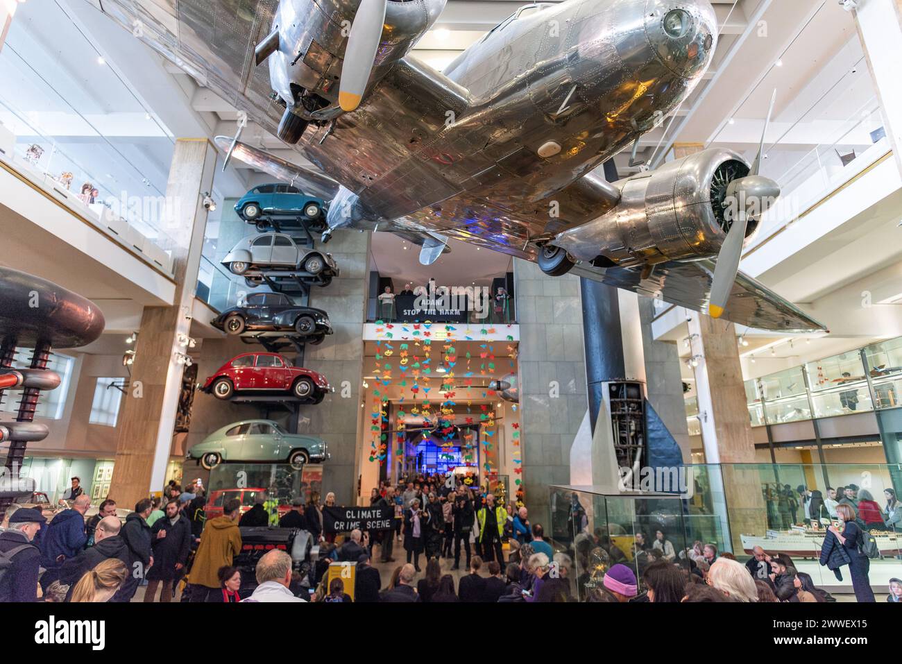 London, Großbritannien. 23. März 2024. Eine Koalition von Klima- und Menschenrechtsorganisationen protestiert gegen die Förderung des Wissenschaftsmuseums mit fossilen Brennstoffen, als die neue "Energierevolution: Die Adani Green Energy Gallery" eröffnet wird und dem Museum vorgeworfen wird, das Unternehmen "Greenwashing" zu betreiben. Die Adani Group ist der weltweit größte private Kohleproduzent mit einem wachsenden Portfolio an Minen, Häfen und Kraftwerken und wird von Kritikern der Verletzung indigener Landrechte in Indien und Australien beschuldigt. Quelle: Ron Fassbender/Alamy Live News Stockfoto