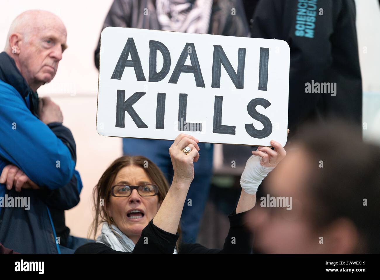 London, Großbritannien. 23. März 2024. Eine Koalition von Klima- und Menschenrechtsorganisationen protestiert gegen die Förderung des Wissenschaftsmuseums mit fossilen Brennstoffen, als die neue "Energierevolution: Die Adani Green Energy Gallery" eröffnet wird und dem Museum vorgeworfen wird, das Unternehmen "Greenwashing" zu betreiben. Die Adani Group ist der weltweit größte private Kohleproduzent mit einem wachsenden Portfolio an Minen, Häfen und Kraftwerken und wird von Kritikern der Verletzung indigener Landrechte in Indien und Australien beschuldigt. Quelle: Ron Fassbender/Alamy Live News Stockfoto