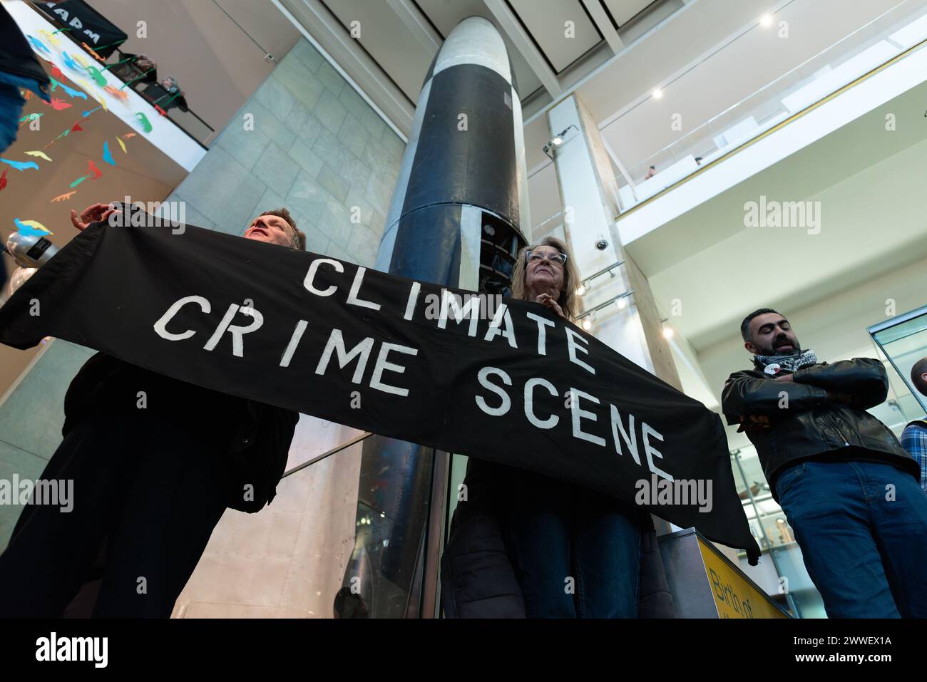 London, Großbritannien. 23. März 2024. Eine Koalition von Klima- und Menschenrechtsorganisationen protestiert gegen die Förderung des Wissenschaftsmuseums mit fossilen Brennstoffen, als die neue "Energierevolution: Die Adani Green Energy Gallery" eröffnet wird und dem Museum vorgeworfen wird, das Unternehmen "Greenwashing" zu betreiben. Die Adani Group ist der weltweit größte private Kohleproduzent mit einem wachsenden Portfolio an Minen, Häfen und Kraftwerken und wird von Kritikern der Verletzung indigener Landrechte in Indien und Australien beschuldigt. Quelle: Ron Fassbender/Alamy Live News Stockfoto
