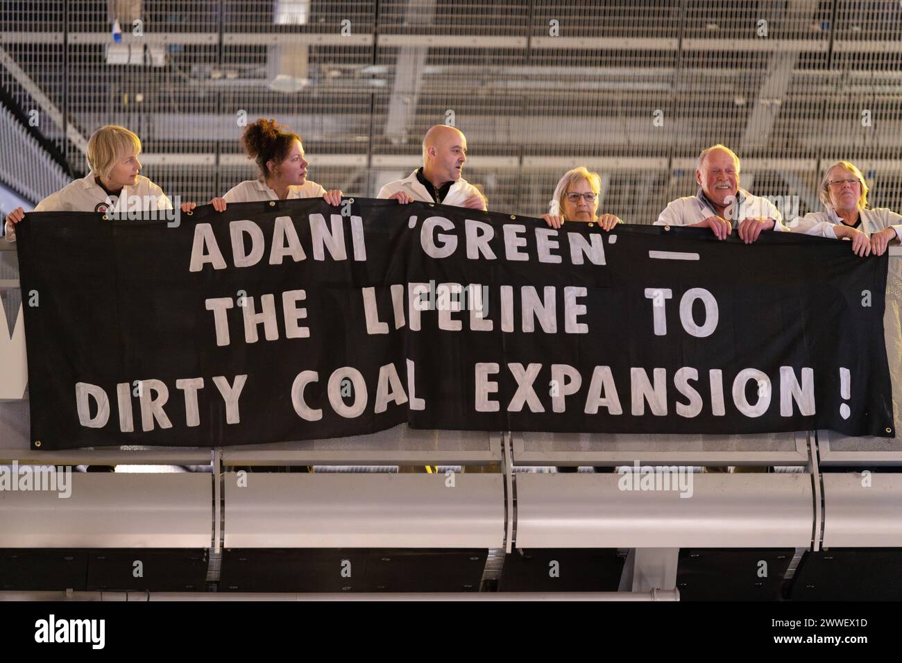 London, Großbritannien. 23. März 2024. Eine Koalition von Klima- und Menschenrechtsorganisationen protestiert gegen die Förderung des Wissenschaftsmuseums mit fossilen Brennstoffen, als die neue "Energierevolution: Die Adani Green Energy Gallery" eröffnet wird und dem Museum vorgeworfen wird, das Unternehmen "Greenwashing" zu betreiben. Die Adani Group ist der weltweit größte private Kohleproduzent mit einem wachsenden Portfolio an Minen, Häfen und Kraftwerken und wird von Kritikern der Verletzung indigener Landrechte in Indien und Australien beschuldigt. Quelle: Ron Fassbender/Alamy Live News Stockfoto