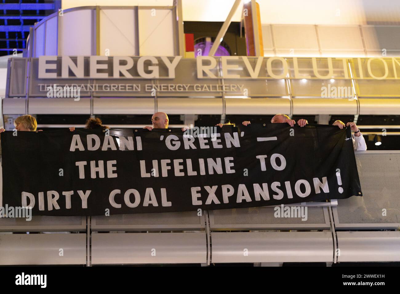 London, Großbritannien. 23. März 2024. Eine Koalition von Klima- und Menschenrechtsorganisationen protestiert gegen die Förderung des Wissenschaftsmuseums mit fossilen Brennstoffen, als die neue "Energierevolution: Die Adani Green Energy Gallery" eröffnet wird und dem Museum vorgeworfen wird, das Unternehmen "Greenwashing" zu betreiben. Die Adani Group ist der weltweit größte private Kohleproduzent mit einem wachsenden Portfolio an Minen, Häfen und Kraftwerken und wird von Kritikern der Verletzung indigener Landrechte in Indien und Australien beschuldigt. Quelle: Ron Fassbender/Alamy Live News Stockfoto