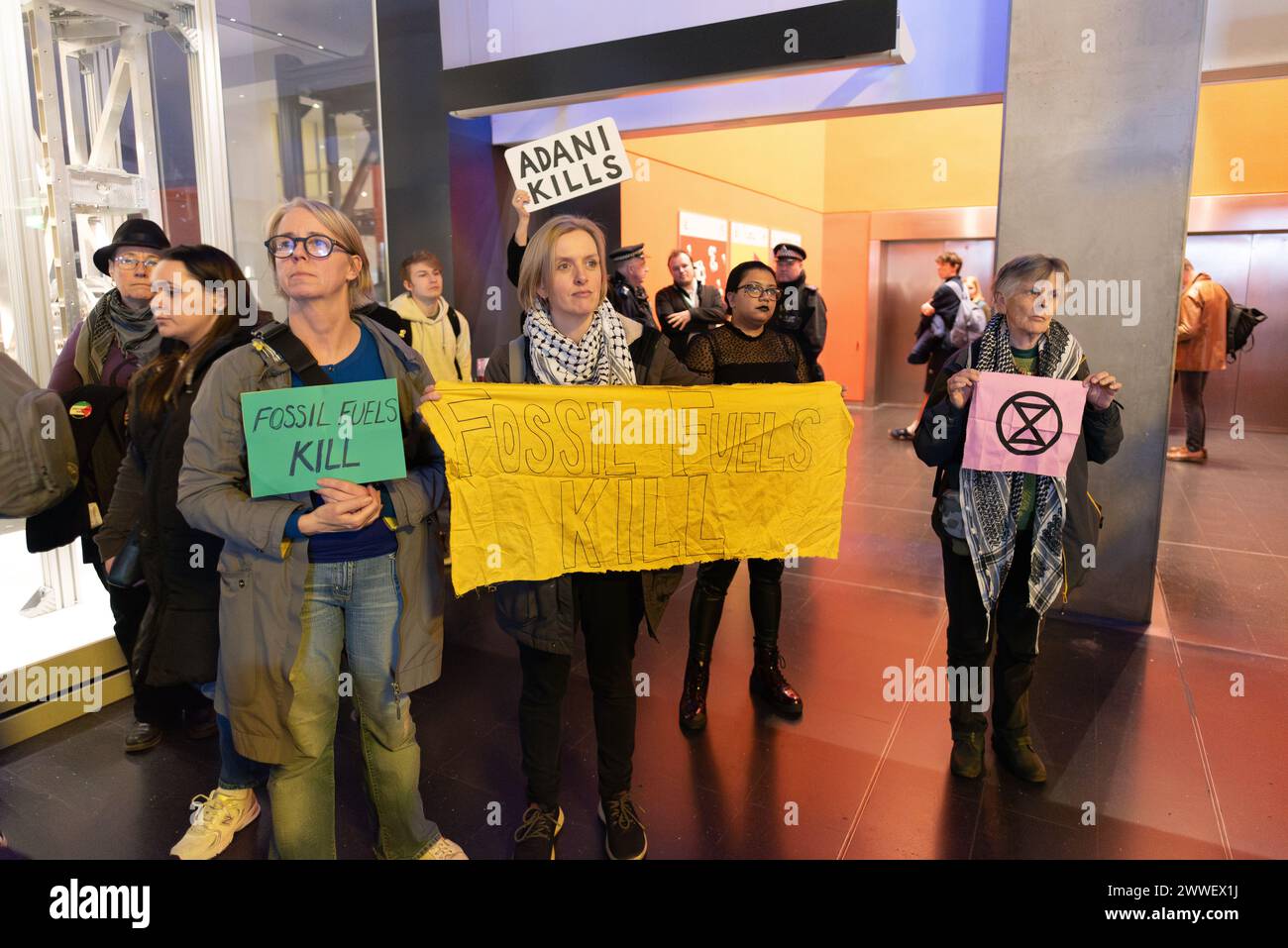 London, Großbritannien. 23. März 2024. Eine Koalition von Klima- und Menschenrechtsorganisationen protestiert gegen die Förderung des Wissenschaftsmuseums mit fossilen Brennstoffen, als die neue "Energierevolution: Die Adani Green Energy Gallery" eröffnet wird und dem Museum vorgeworfen wird, das Unternehmen "Greenwashing" zu betreiben. Die Adani Group ist der weltweit größte private Kohleproduzent mit einem wachsenden Portfolio an Minen, Häfen und Kraftwerken und wird von Kritikern der Verletzung indigener Landrechte in Indien und Australien beschuldigt. Quelle: Ron Fassbender/Alamy Live News Stockfoto