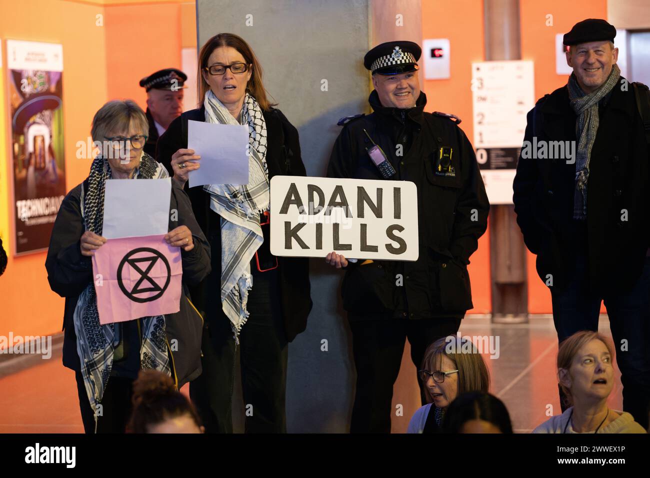 London, Großbritannien. 23. März 2024. Eine Koalition von Klima- und Menschenrechtsorganisationen protestiert gegen die Förderung des Wissenschaftsmuseums mit fossilen Brennstoffen, als die neue "Energierevolution: Die Adani Green Energy Gallery" eröffnet wird und dem Museum vorgeworfen wird, das Unternehmen "Greenwashing" zu betreiben. Die Adani Group ist der weltweit größte private Kohleproduzent mit einem wachsenden Portfolio an Minen, Häfen und Kraftwerken und wird von Kritikern der Verletzung indigener Landrechte in Indien und Australien beschuldigt. Quelle: Ron Fassbender/Alamy Live News Stockfoto