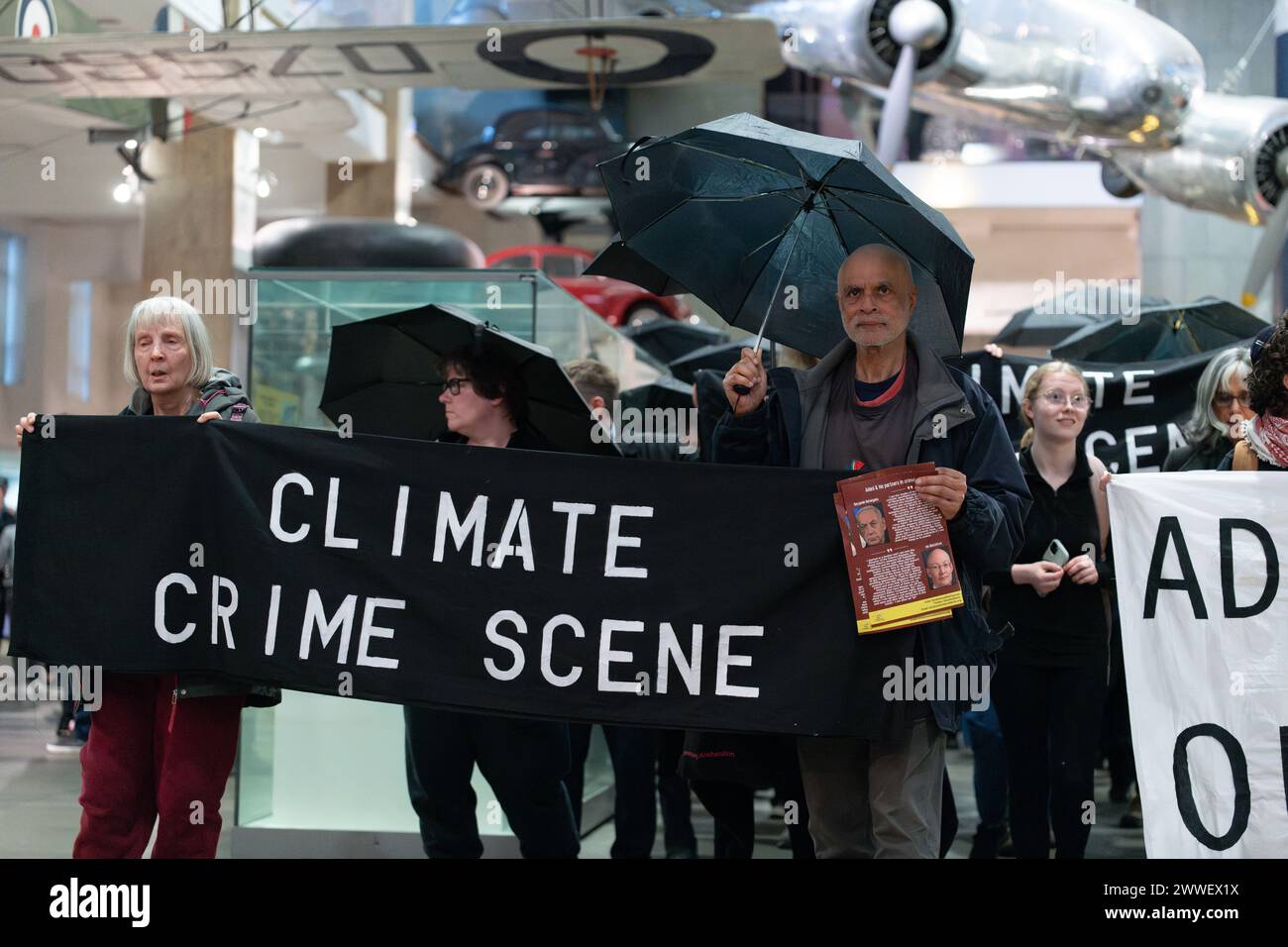 London, Großbritannien. 23. März 2024. Eine Koalition von Klima- und Menschenrechtsorganisationen protestiert gegen die Förderung des Wissenschaftsmuseums mit fossilen Brennstoffen, als die neue "Energierevolution: Die Adani Green Energy Gallery" eröffnet wird und dem Museum vorgeworfen wird, das Unternehmen "Greenwashing" zu betreiben. Die Adani Group ist der weltweit größte private Kohleproduzent mit einem wachsenden Portfolio an Minen, Häfen und Kraftwerken und wird von Kritikern der Verletzung indigener Landrechte in Indien und Australien beschuldigt. Quelle: Ron Fassbender/Alamy Live News Stockfoto