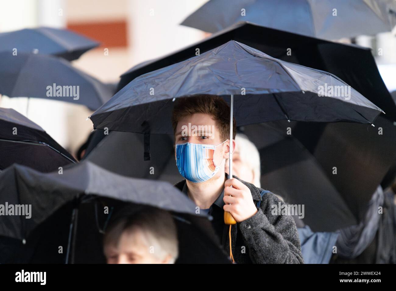 London, Großbritannien. 23. März 2024. Eine Koalition von Klima- und Menschenrechtsorganisationen protestiert gegen die Förderung des Wissenschaftsmuseums mit fossilen Brennstoffen, als die neue "Energierevolution: Die Adani Green Energy Gallery" eröffnet wird und dem Museum vorgeworfen wird, das Unternehmen "Greenwashing" zu betreiben. Die Adani Group ist der weltweit größte private Kohleproduzent mit einem wachsenden Portfolio an Minen, Häfen und Kraftwerken und wird von Kritikern der Verletzung indigener Landrechte in Indien und Australien beschuldigt. Quelle: Ron Fassbender/Alamy Live News Stockfoto