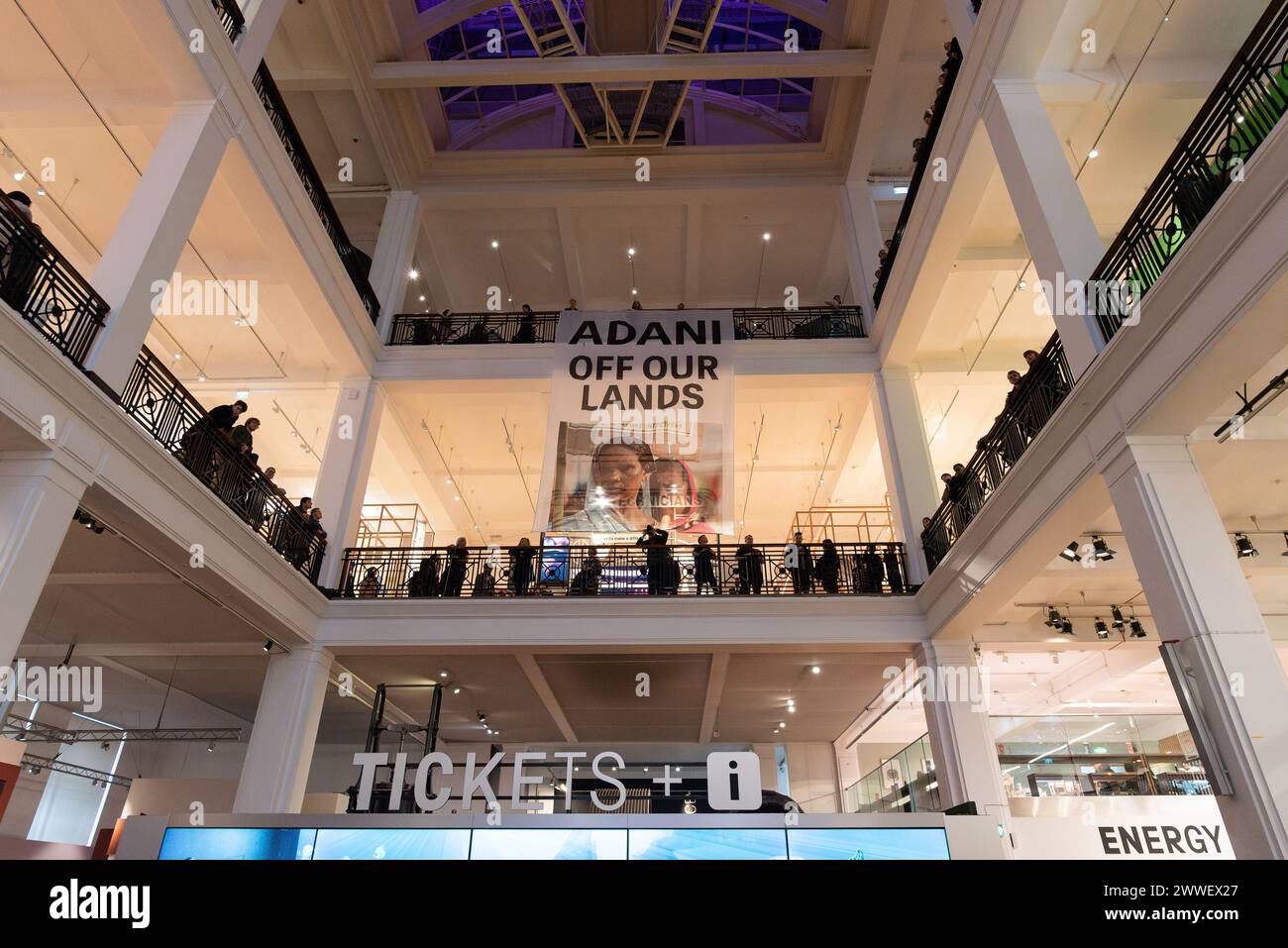 London, Großbritannien. 23. März 2024. Eine Koalition von Klima- und Menschenrechtsorganisationen protestiert gegen die Förderung des Wissenschaftsmuseums mit fossilen Brennstoffen, als die neue "Energierevolution: Die Adani Green Energy Gallery" eröffnet wird und dem Museum vorgeworfen wird, das Unternehmen "Greenwashing" zu betreiben. Die Adani Group ist der weltweit größte private Kohleproduzent mit einem wachsenden Portfolio an Minen, Häfen und Kraftwerken und wird von Kritikern der Verletzung indigener Landrechte in Indien und Australien beschuldigt. Quelle: Ron Fassbender/Alamy Live News Stockfoto
