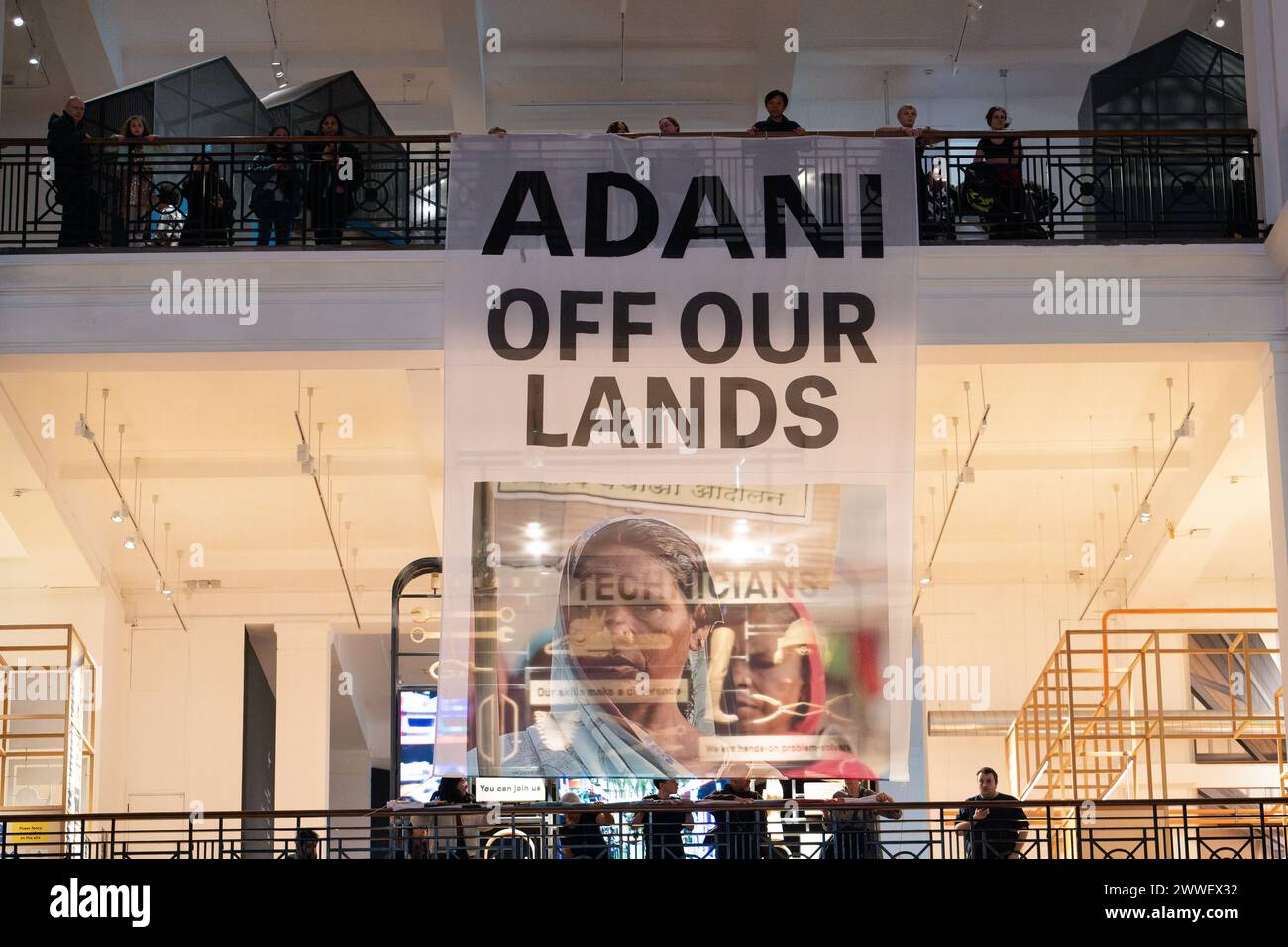 London, Großbritannien. 23. März 2024. Eine Koalition von Klima- und Menschenrechtsorganisationen protestiert gegen die Förderung des Wissenschaftsmuseums mit fossilen Brennstoffen, als die neue "Energierevolution: Die Adani Green Energy Gallery" eröffnet wird und dem Museum vorgeworfen wird, das Unternehmen "Greenwashing" zu betreiben. Die Adani Group ist der weltweit größte private Kohleproduzent mit einem wachsenden Portfolio an Minen, Häfen und Kraftwerken und wird von Kritikern der Verletzung indigener Landrechte in Indien und Australien beschuldigt. Quelle: Ron Fassbender/Alamy Live News Stockfoto