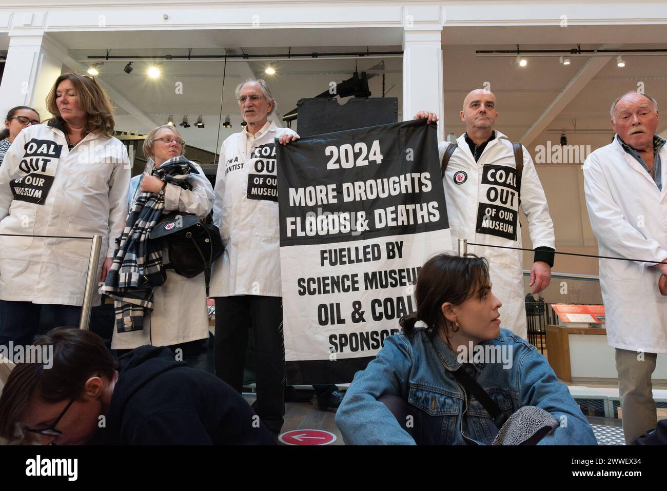 London, Großbritannien. 23. März 2024. Eine Koalition von Klima- und Menschenrechtsorganisationen protestiert gegen die Förderung des Wissenschaftsmuseums mit fossilen Brennstoffen, als die neue "Energierevolution: Die Adani Green Energy Gallery" eröffnet wird und dem Museum vorgeworfen wird, das Unternehmen "Greenwashing" zu betreiben. Die Adani Group ist der weltweit größte private Kohleproduzent mit einem wachsenden Portfolio an Minen, Häfen und Kraftwerken und wird von Kritikern der Verletzung indigener Landrechte in Indien und Australien beschuldigt. Quelle: Ron Fassbender/Alamy Live News Stockfoto