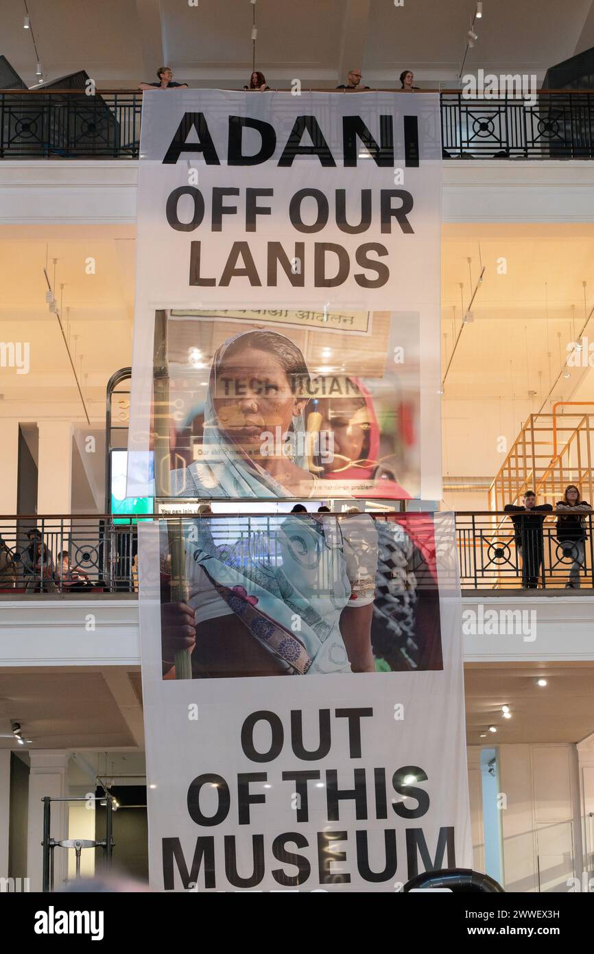 London, Großbritannien. 23. März 2024. Eine Koalition von Klima- und Menschenrechtsorganisationen protestiert gegen die Förderung des Wissenschaftsmuseums mit fossilen Brennstoffen, als die neue "Energierevolution: Die Adani Green Energy Gallery" eröffnet wird und dem Museum vorgeworfen wird, das Unternehmen "Greenwashing" zu betreiben. Die Adani Group ist der weltweit größte private Kohleproduzent mit einem wachsenden Portfolio an Minen, Häfen und Kraftwerken und wird von Kritikern der Verletzung indigener Landrechte in Indien und Australien beschuldigt. Quelle: Ron Fassbender/Alamy Live News Stockfoto