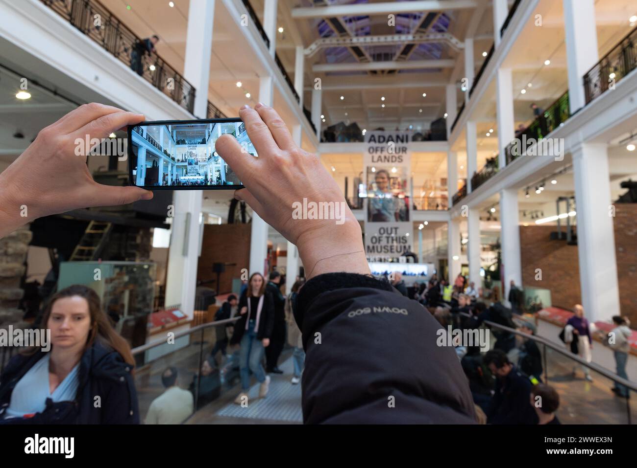 London, Großbritannien. 23. März 2024. Eine Koalition von Klima- und Menschenrechtsorganisationen protestiert gegen die Förderung des Wissenschaftsmuseums mit fossilen Brennstoffen, als die neue "Energierevolution: Die Adani Green Energy Gallery" eröffnet wird und dem Museum vorgeworfen wird, das Unternehmen "Greenwashing" zu betreiben. Die Adani Group ist der weltweit größte private Kohleproduzent mit einem wachsenden Portfolio an Minen, Häfen und Kraftwerken und wird von Kritikern der Verletzung indigener Landrechte in Indien und Australien beschuldigt. Quelle: Ron Fassbender/Alamy Live News Stockfoto