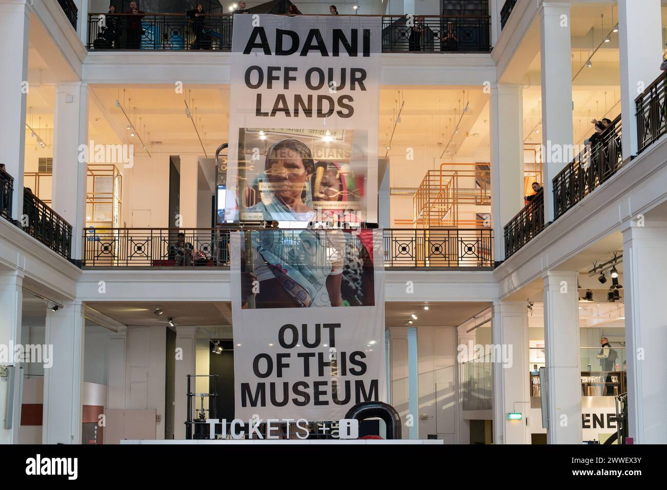 London, Großbritannien. 23. März 2024. Eine Koalition von Klima- und Menschenrechtsorganisationen protestiert gegen die Förderung des Wissenschaftsmuseums mit fossilen Brennstoffen, als die neue "Energierevolution: Die Adani Green Energy Gallery" eröffnet wird und dem Museum vorgeworfen wird, das Unternehmen "Greenwashing" zu betreiben. Die Adani Group ist der weltweit größte private Kohleproduzent mit einem wachsenden Portfolio an Minen, Häfen und Kraftwerken und wird von Kritikern der Verletzung indigener Landrechte in Indien und Australien beschuldigt. Quelle: Ron Fassbender/Alamy Live News Stockfoto