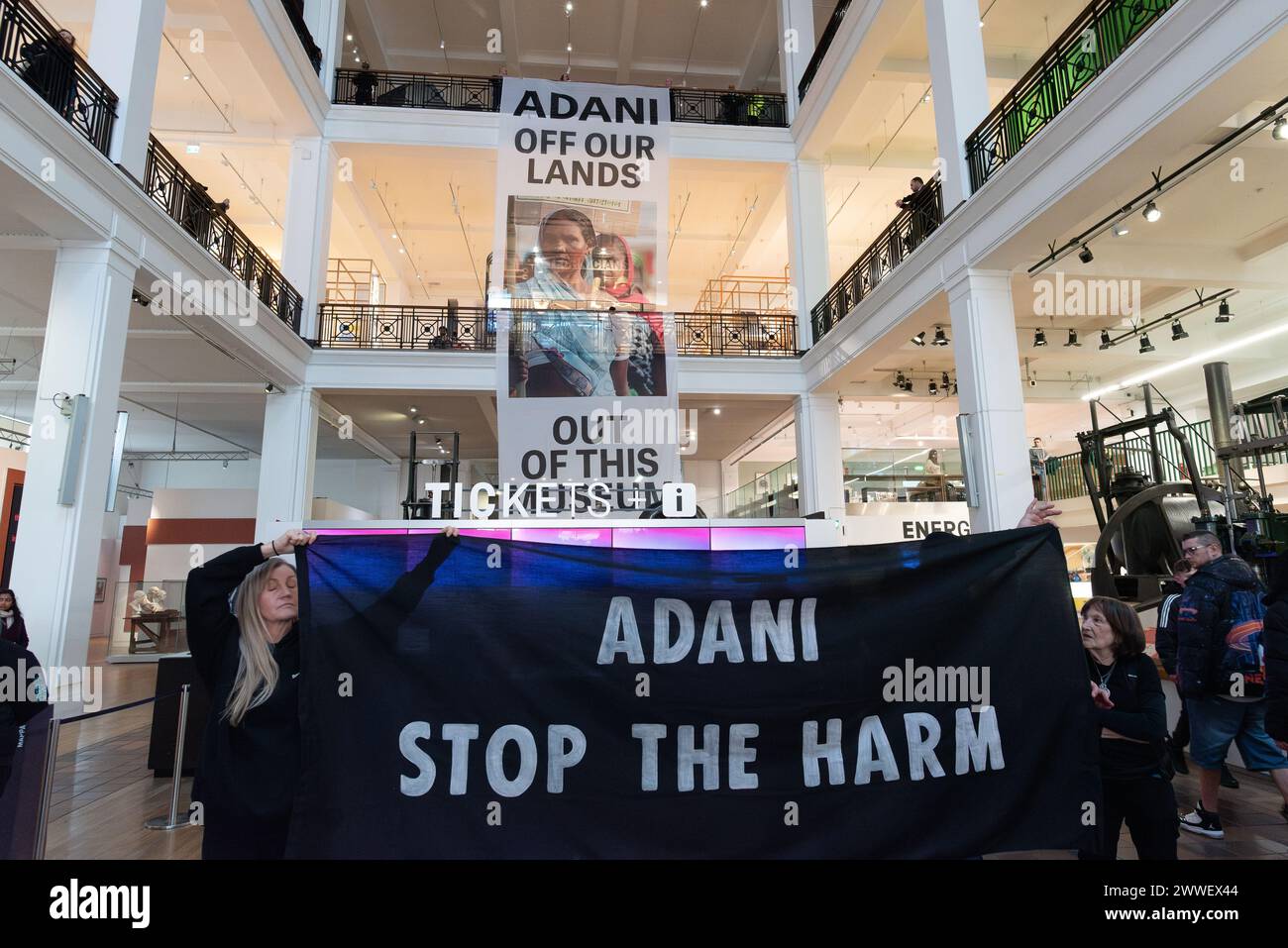 London, Großbritannien. 23. März 2024. Eine Koalition von Klima- und Menschenrechtsorganisationen protestiert gegen die Förderung des Wissenschaftsmuseums mit fossilen Brennstoffen, als die neue "Energierevolution: Die Adani Green Energy Gallery" eröffnet wird und dem Museum vorgeworfen wird, das Unternehmen "Greenwashing" zu betreiben. Die Adani Group ist der weltweit größte private Kohleproduzent mit einem wachsenden Portfolio an Minen, Häfen und Kraftwerken und wird von Kritikern der Verletzung indigener Landrechte in Indien und Australien beschuldigt. Quelle: Ron Fassbender/Alamy Live News Stockfoto
