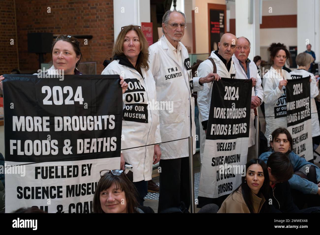 London, Großbritannien. 23. März 2024. Eine Koalition von Klima- und Menschenrechtsorganisationen protestiert gegen die Förderung des Wissenschaftsmuseums mit fossilen Brennstoffen, als die neue "Energierevolution: Die Adani Green Energy Gallery" eröffnet wird und dem Museum vorgeworfen wird, das Unternehmen "Greenwashing" zu betreiben. Die Adani Group ist der weltweit größte private Kohleproduzent mit einem wachsenden Portfolio an Minen, Häfen und Kraftwerken und wird von Kritikern der Verletzung indigener Landrechte in Indien und Australien beschuldigt. Quelle: Ron Fassbender/Alamy Live News Stockfoto