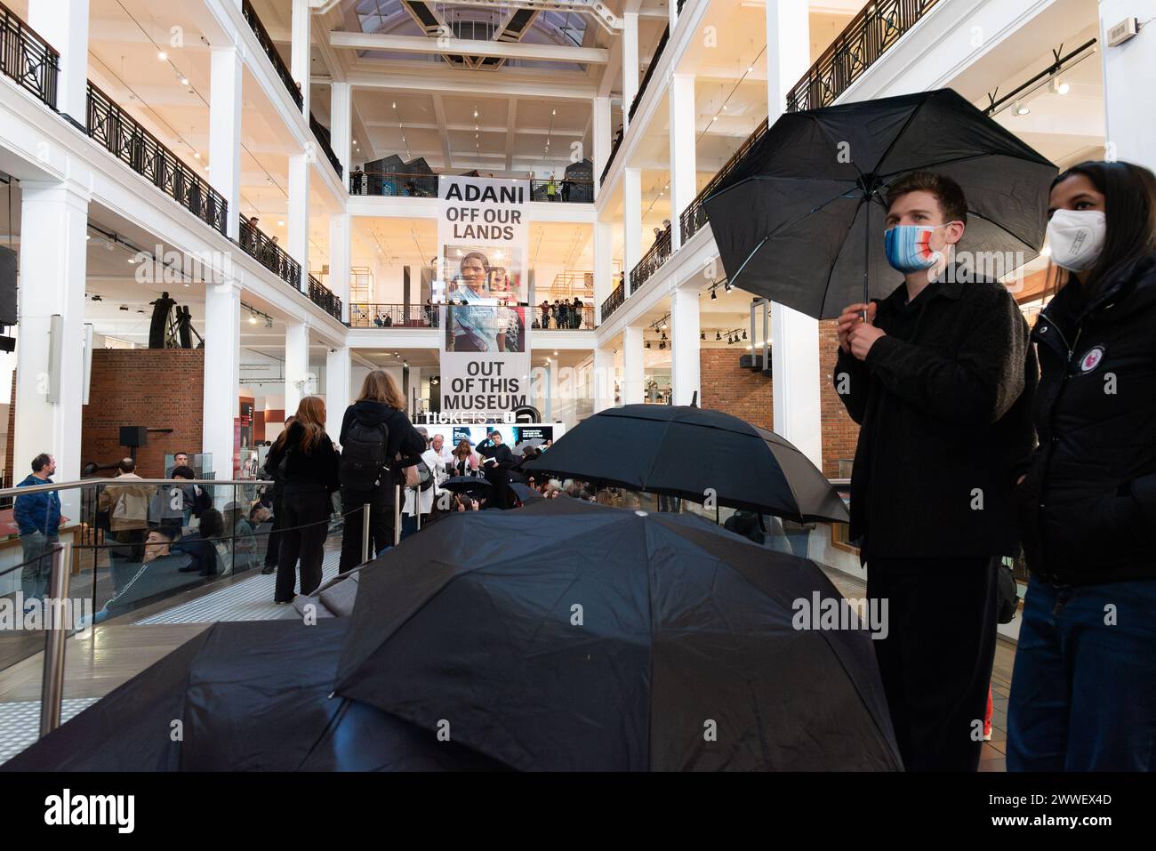 London, Großbritannien. 23. März 2024. Eine Koalition von Klima- und Menschenrechtsorganisationen protestiert gegen die Förderung des Wissenschaftsmuseums mit fossilen Brennstoffen, als die neue "Energierevolution: Die Adani Green Energy Gallery" eröffnet wird und dem Museum vorgeworfen wird, das Unternehmen "Greenwashing" zu betreiben. Die Adani Group ist der weltweit größte private Kohleproduzent mit einem wachsenden Portfolio an Minen, Häfen und Kraftwerken und wird von Kritikern der Verletzung indigener Landrechte in Indien und Australien beschuldigt. Quelle: Ron Fassbender/Alamy Live News Stockfoto