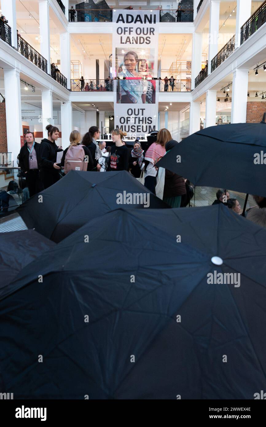 London, Großbritannien. 23. März 2024. Eine Koalition von Klima- und Menschenrechtsorganisationen protestiert gegen die Förderung des Wissenschaftsmuseums mit fossilen Brennstoffen, als die neue "Energierevolution: Die Adani Green Energy Gallery" eröffnet wird und dem Museum vorgeworfen wird, das Unternehmen "Greenwashing" zu betreiben. Die Adani Group ist der weltweit größte private Kohleproduzent mit einem wachsenden Portfolio an Minen, Häfen und Kraftwerken und wird von Kritikern der Verletzung indigener Landrechte in Indien und Australien beschuldigt. Quelle: Ron Fassbender/Alamy Live News Stockfoto