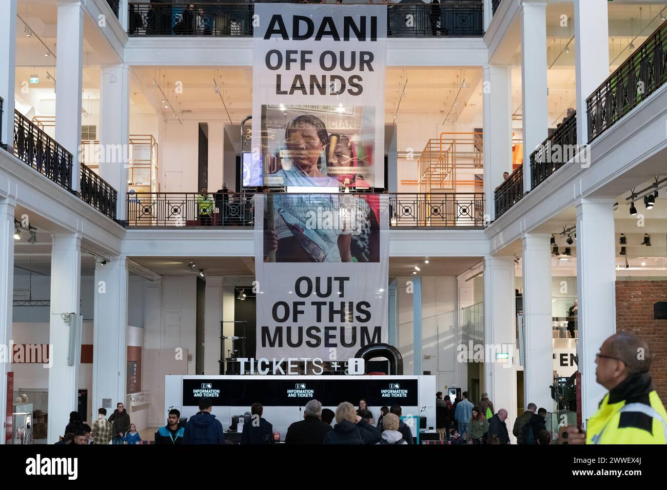 London, Großbritannien. 23. März 2024. Eine Koalition von Klima- und Menschenrechtsorganisationen protestiert gegen die Förderung des Wissenschaftsmuseums mit fossilen Brennstoffen, als die neue "Energierevolution: Die Adani Green Energy Gallery" eröffnet wird und dem Museum vorgeworfen wird, das Unternehmen "Greenwashing" zu betreiben. Die Adani Group ist der weltweit größte private Kohleproduzent mit einem wachsenden Portfolio an Minen, Häfen und Kraftwerken und wird von Kritikern der Verletzung indigener Landrechte in Indien und Australien beschuldigt. Quelle: Ron Fassbender/Alamy Live News Stockfoto