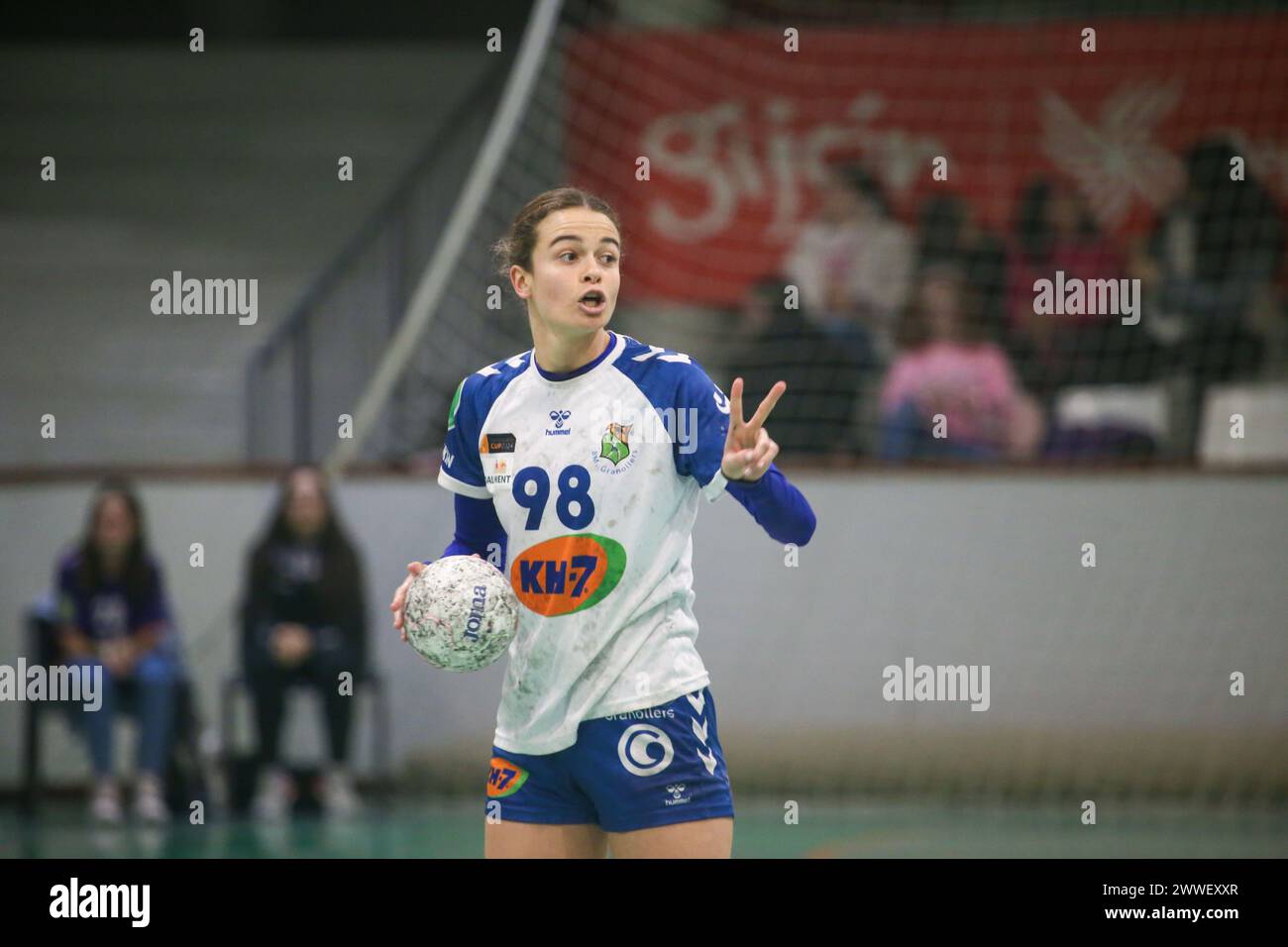 Gijón, Spanien, 23. März 2024: Die KH-7 BM. Granollers Spieler Martina Capdevila (98) mit dem Ball während des 22. Spieltages der Liga Guerreras Iberdrola 2023-24 zwischen Motive.Co Gijón Balonmano La Calzada und KH-7 BM. Granollers, am 23. März 2024 im La Arena Pavillon in Gijón, Spanien. Quelle: Alberto Brevers / Alamy Live News. Stockfoto