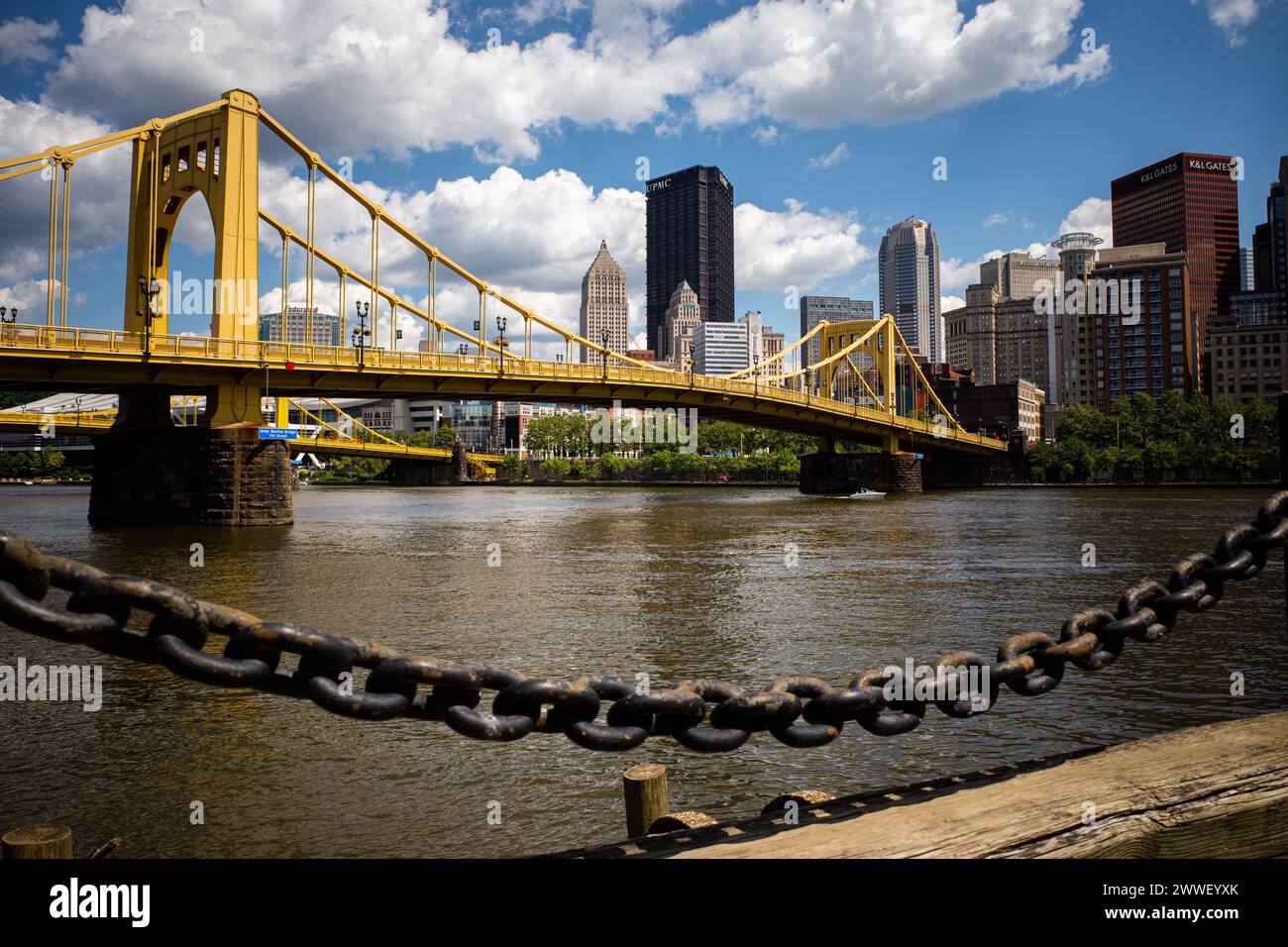 An einem sonnigen Tag erstreckt sich die pulsierende Andy Warhol Bridge über den Allegheny River und bietet eine malerische Kulisse im Stadtzentrum von Pittsburgh. Stockfoto