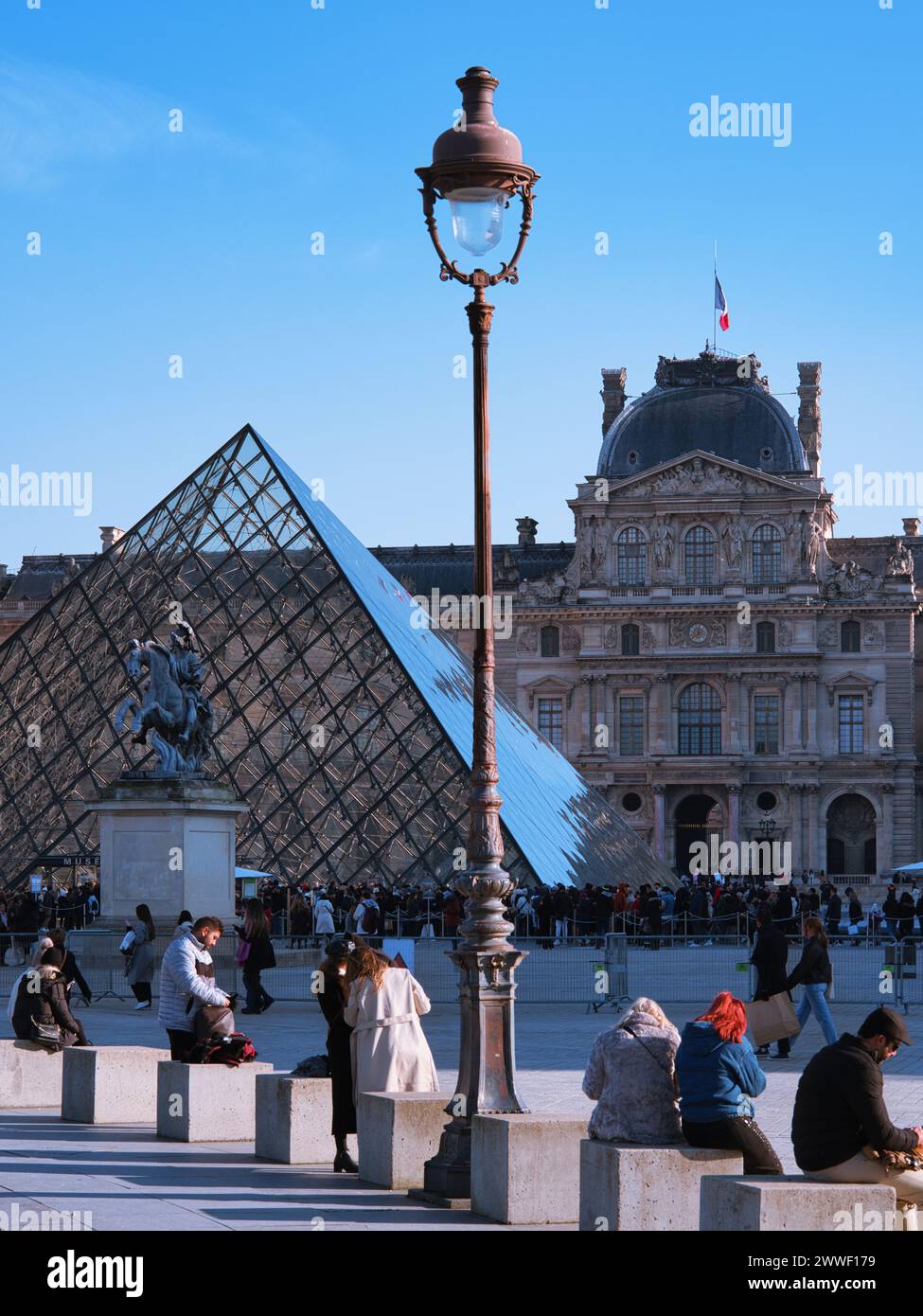 Louvre Pyramide in Paris, Frankreich, mit historischem Louvre Palast und Besuchern im Innenhof, einem weltberühmten Kunstmuseum und Kulturdenkmal Stockfoto