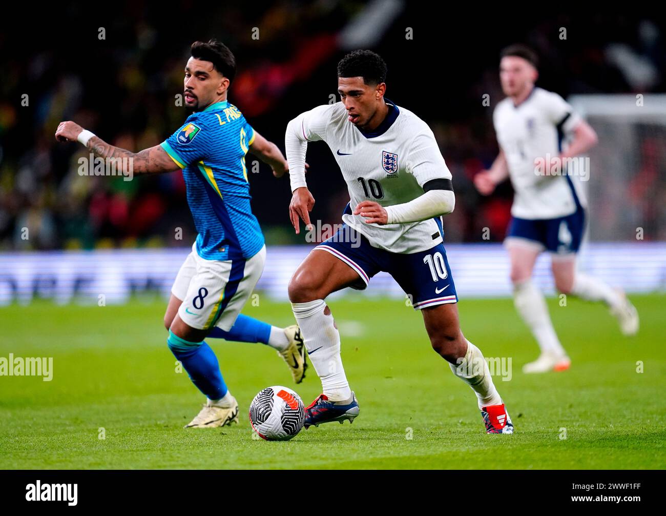 Der englische Jude Bellingham (rechts) und der brasilianische Lucas Paqueta kämpfen bei einem internationalen Freundschaftsspiel im Wembley Stadium in London um den Ball. Bilddatum: Samstag, 23. März 2024. Stockfoto