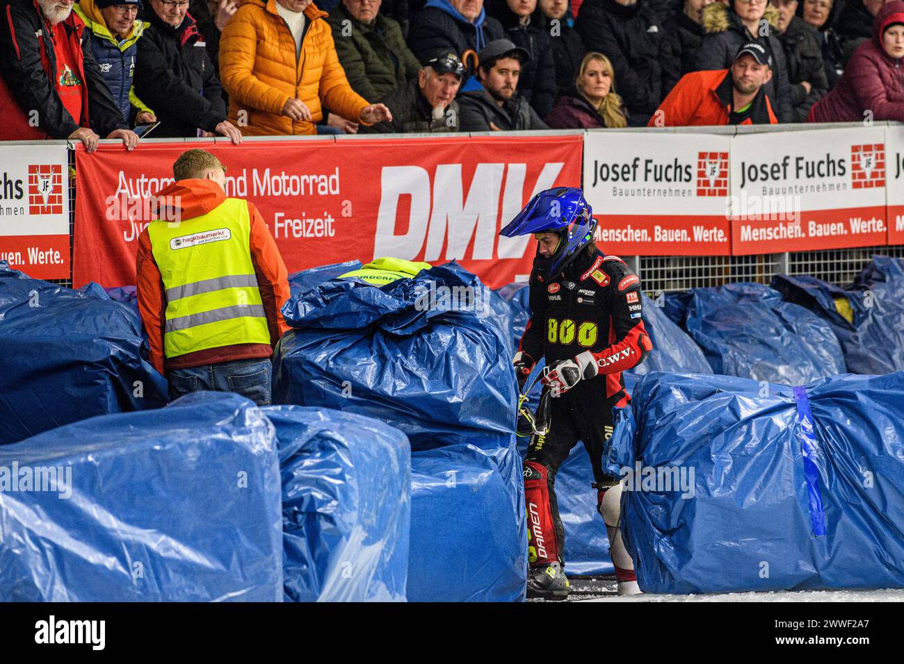 Jasper Iwema aus den Niederlanden klettert nach seinem Sturz beim FIM Ice Speedway Gladiators World Championship Finale 1 in der Max-Aicher-Arena in Inzell am 23. März 2024 aus den Strohballen. (Foto: MI News/NurPhoto) Credit: NurPhoto SRL/Alamy Live News Stockfoto