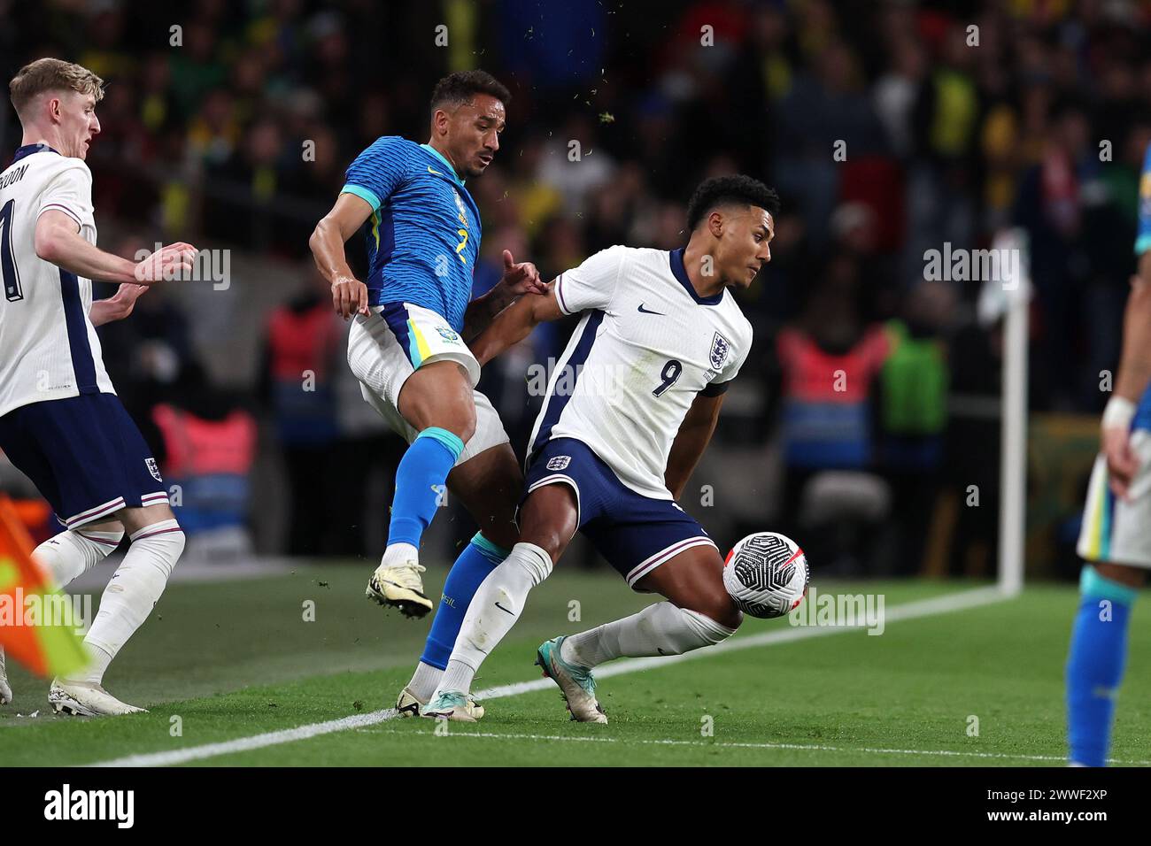 London, Großbritannien. März 2024. Danilo aus Brasilien (2) und Ollie Watkins aus England (r) in Aktion. England gegen Brasilien, internationales Fußball-Freundschaftsspiel im Wembley Stadium in London am Samstag, 23. März 2024. Nur redaktionelle Verwendung. bild von Andrew Orchard/Andrew Orchard Sportfotografie/Alamy Live News Credit: Andrew Orchard Sportfotografie/Alamy Live News Stockfoto