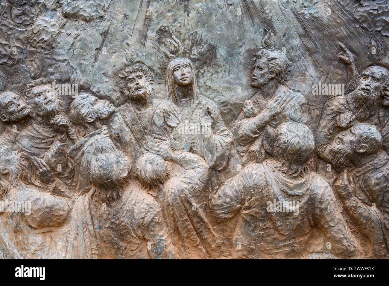 Die Herabkunft des Heiligen Geistes – das dritte ruhmreiche Geheimnis des Rosenkranzes. Eine Reliefskulptur auf dem Berg Podbrdo (der Hügel der Erscheinungen) in Medjugorje. Stockfoto