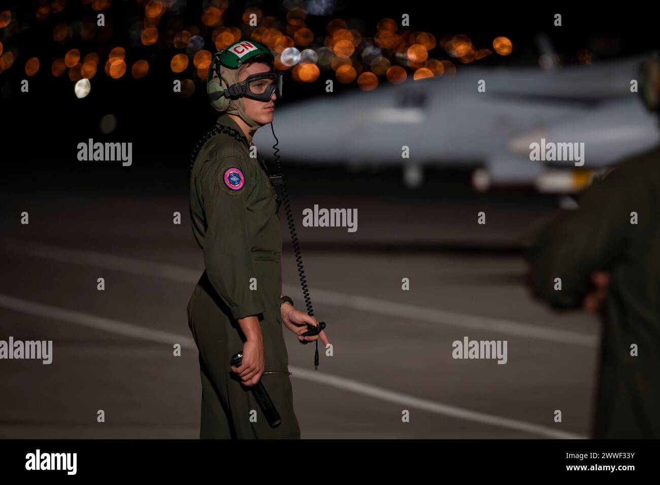 US Marine Corps CPL. Sean Conners, Marine Fighter Attack Squadron 323 FA-18, Techniker für Kommunikation/Navigation/Radarsysteme, wartet auf die Vorbereitung von Vorflugkontrollen während der Red Flag auf der Nellis Air Force Base, Nevada, 21. März 2023. Die Warnflagge ist eine Gelegenheit, unsere Zusammenarbeit, Zusammenarbeit und Interoperabilität zu verstärken, um Gegner abzuschrecken. (Foto der U.S. Air Force von Senior Airman Megan Estrada) Stockfoto