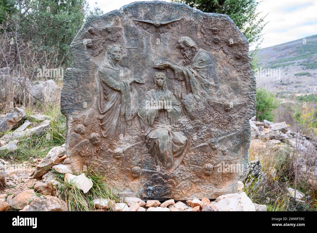 Die Krönung Mariens – das fünfte ruhmreiche Geheimnis des Rosenkranzes. Eine Reliefskulptur auf dem Berg Podbrdo (der Hügel der Erscheinungen) in Medjugorje. Stockfoto