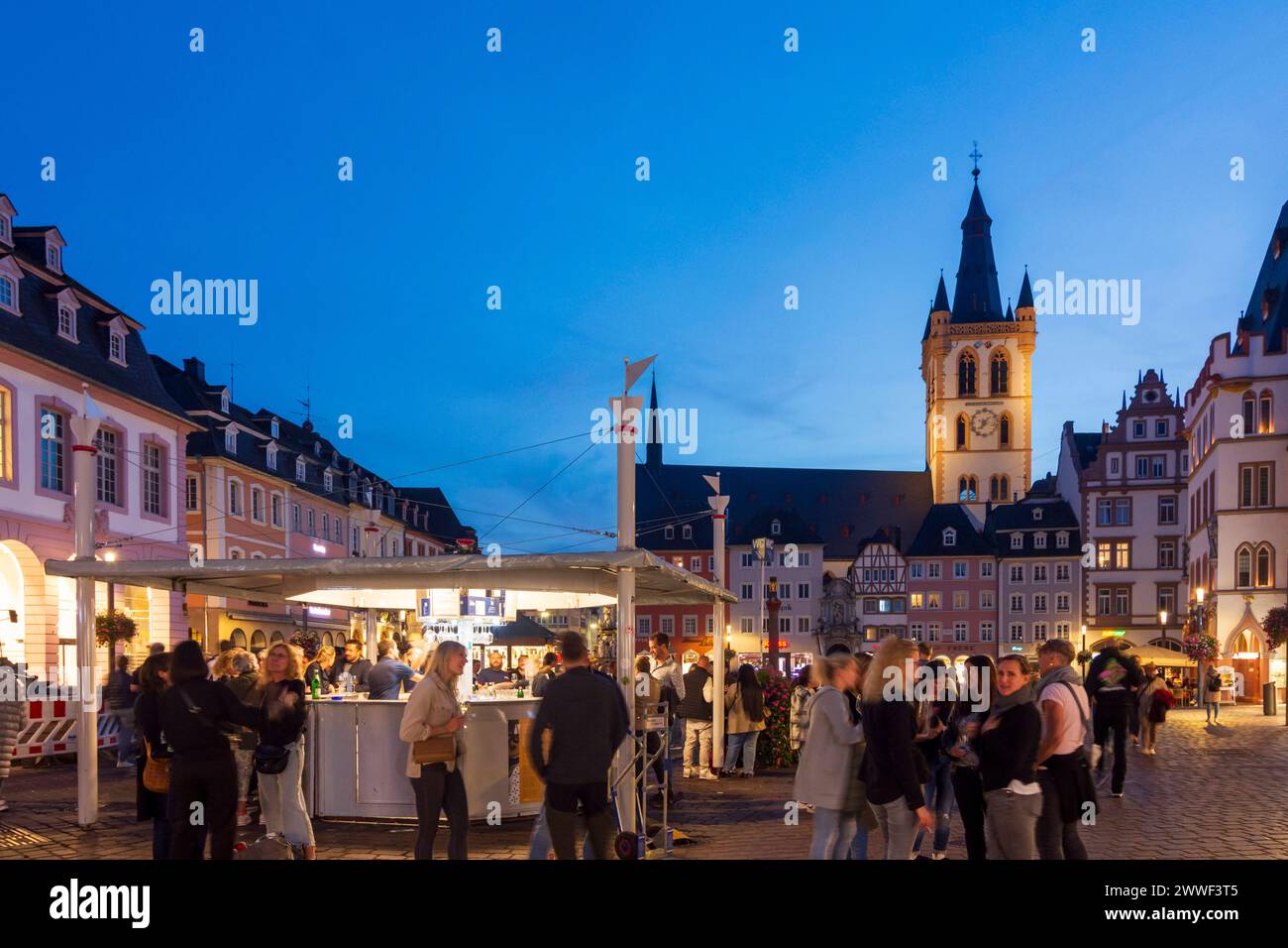 Platz Hauptmarkt, Kirche St. Gangolf, Haus Steipe, Freiluftweinfestival Trier Mosel Rheinland-Pfalz, Rheinland-Palat Deutschland Stockfoto