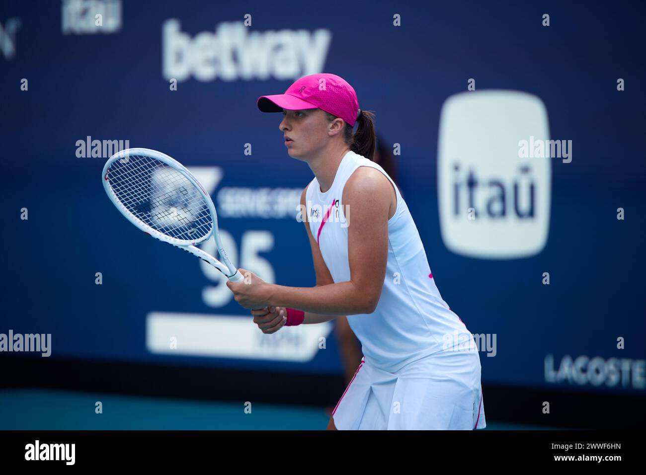 IgA Swiatek (POL) gegen Camila Giorgi (ITA) während des Tennisweltturniers bei den Miami Open 2024 powered by Itau. Miami Gardens, FL, USA. März 2024. Quelle: Yaroslav Sabitov/YES Market Media/Alamy Live News. Stockfoto