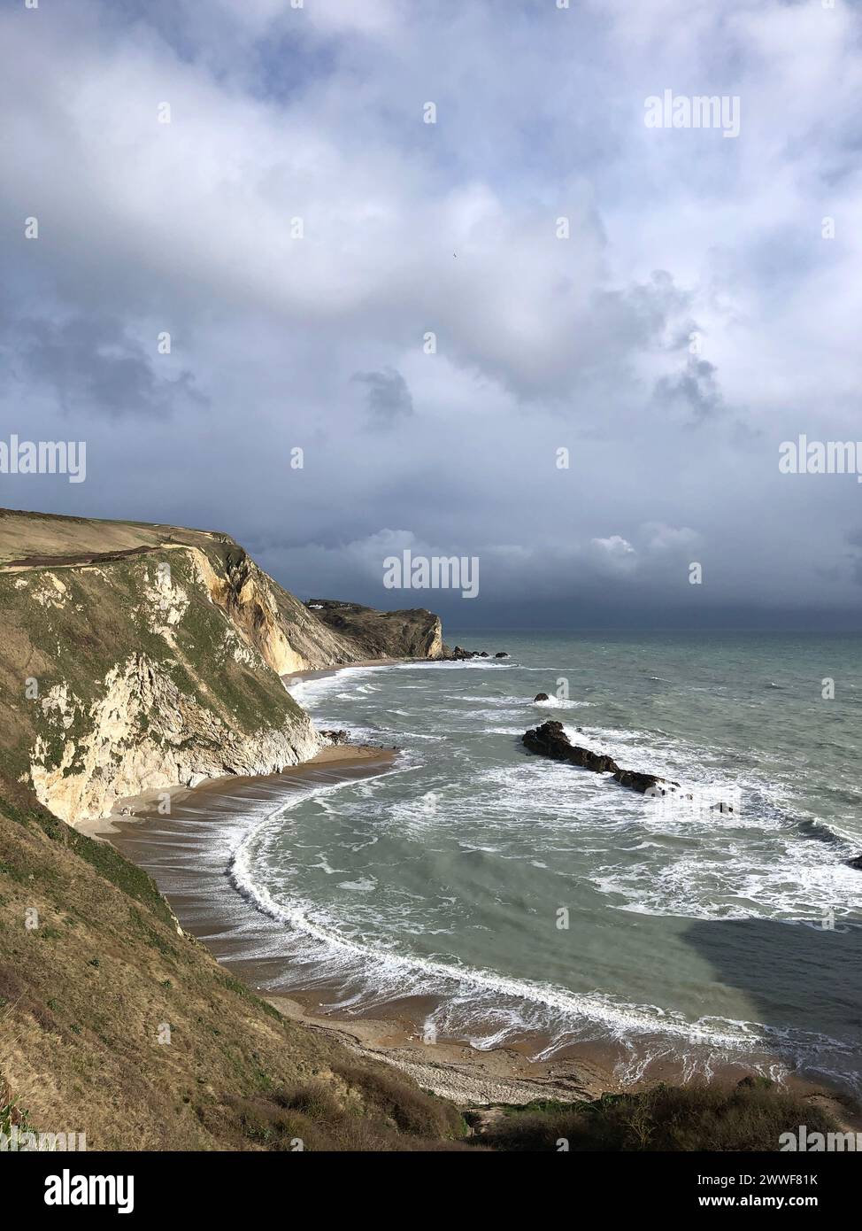 Felsen und Meer in man O'war Cove vor der Küste von Dorset, im März in Dorset, England, Großbritannien Stockfoto