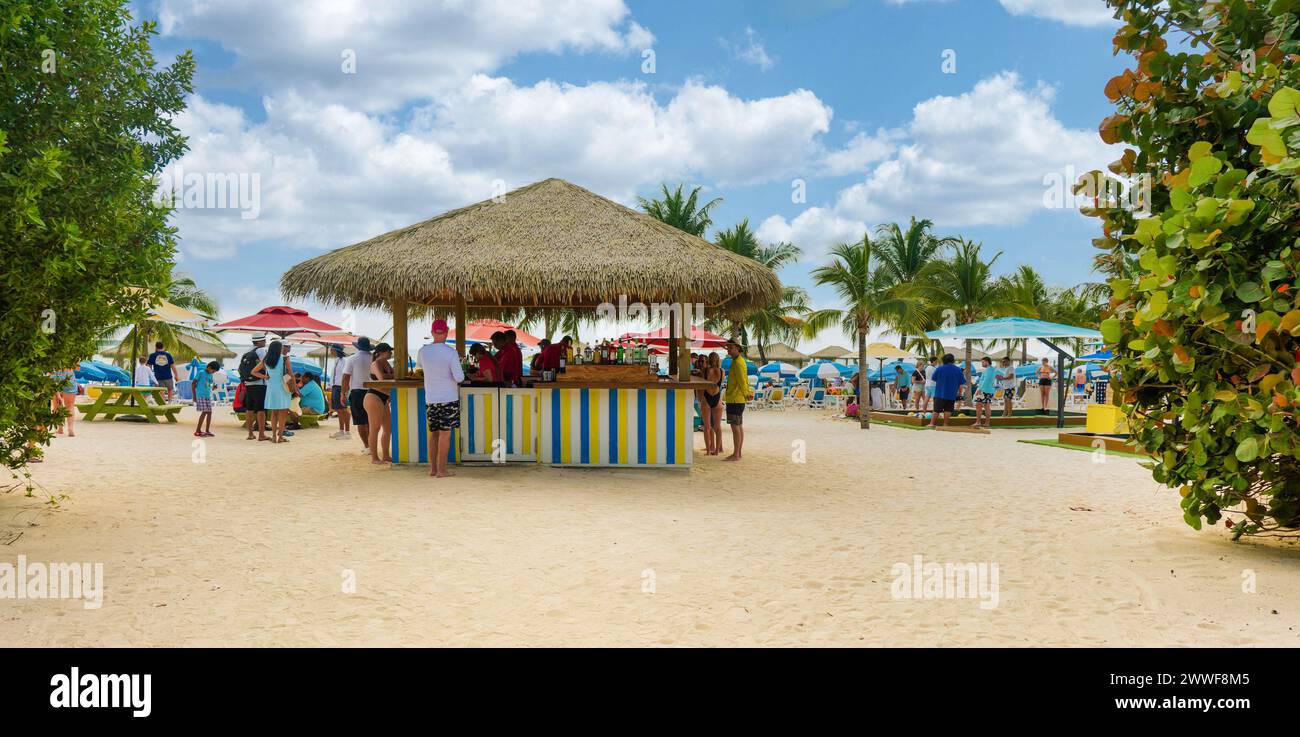 COCO CAY, BAHAMAS - 1. Februar 2024: Coco Cay ist ein Hafen auf den Bahamas. Es ist eine Privatinsel, die an Royal Caribbean für die Nutzung von Passepartout vermietet wurde Stockfoto