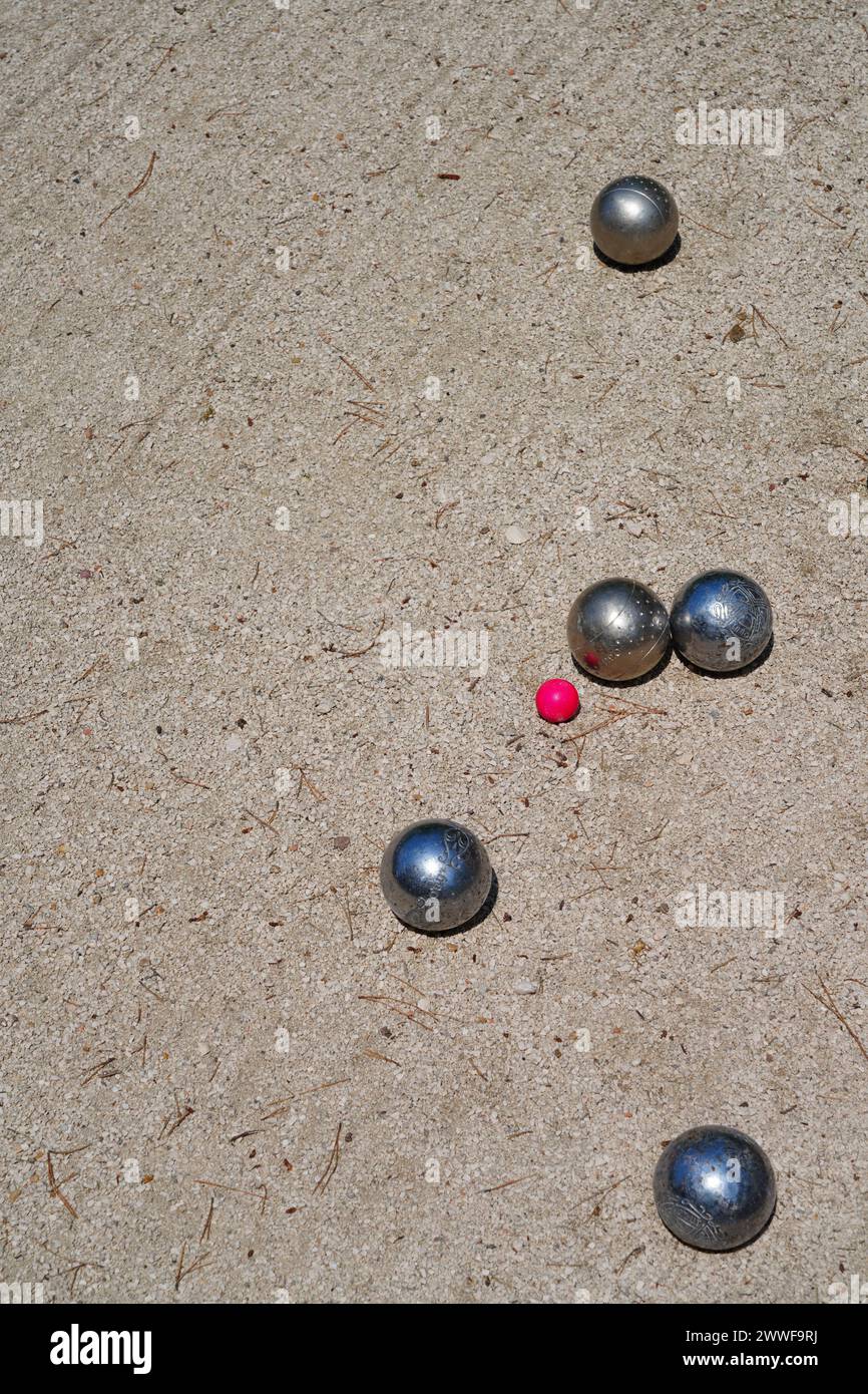 Spielen Sie Boules Bocce Ball (auch Pétanque genannt) in der Provence, Frankreich Stockfoto