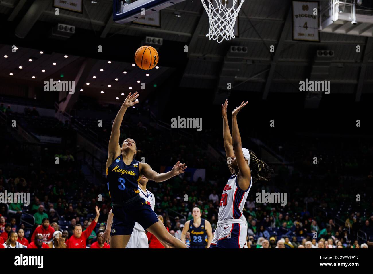 South Bend, Indiana, USA. März 2024. Marquette Guard Rose Nkumu (3) schießt den Ball als Mississippi-Gardin Ayanna Thompson (20) während der NCAA Women's Tournament First Round Basketball-Action zwischen den Marquette Golden Eagles und den Mississippi-Rebellen im Purcell Pavilion im Joyce Center in South Bend, Indiana. John Mersits/CSM/Alamy Live News Stockfoto