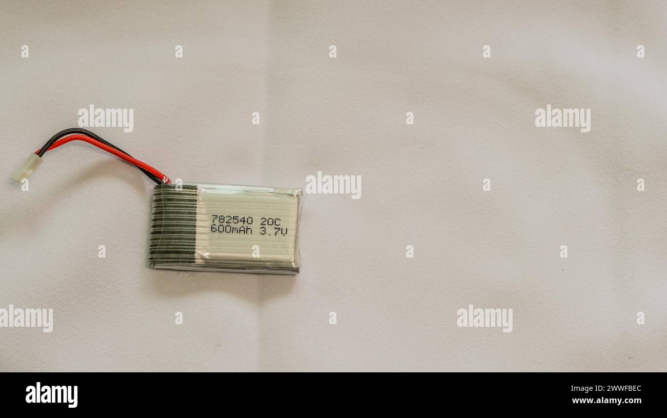 Eine Lithium-Polymer-Batterie mit einem Etikett und Drähten auf einer weißen Oberfläche in Südkorea Stockfoto