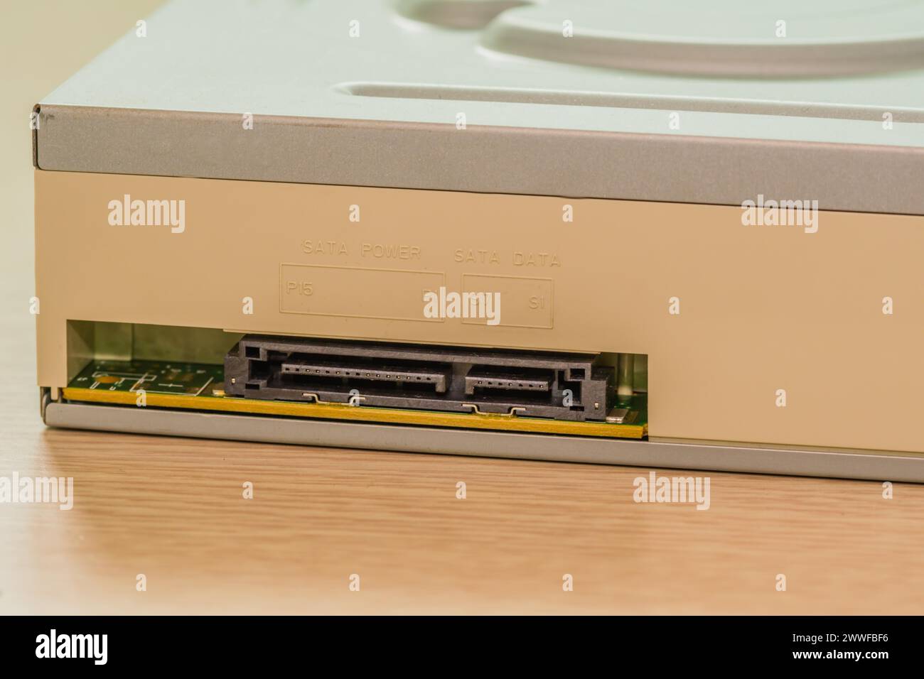 Nahaufnahme eines beigefarbenen Computererweiterungssteckplatzes auf einem Motherboard in Südkorea Stockfoto