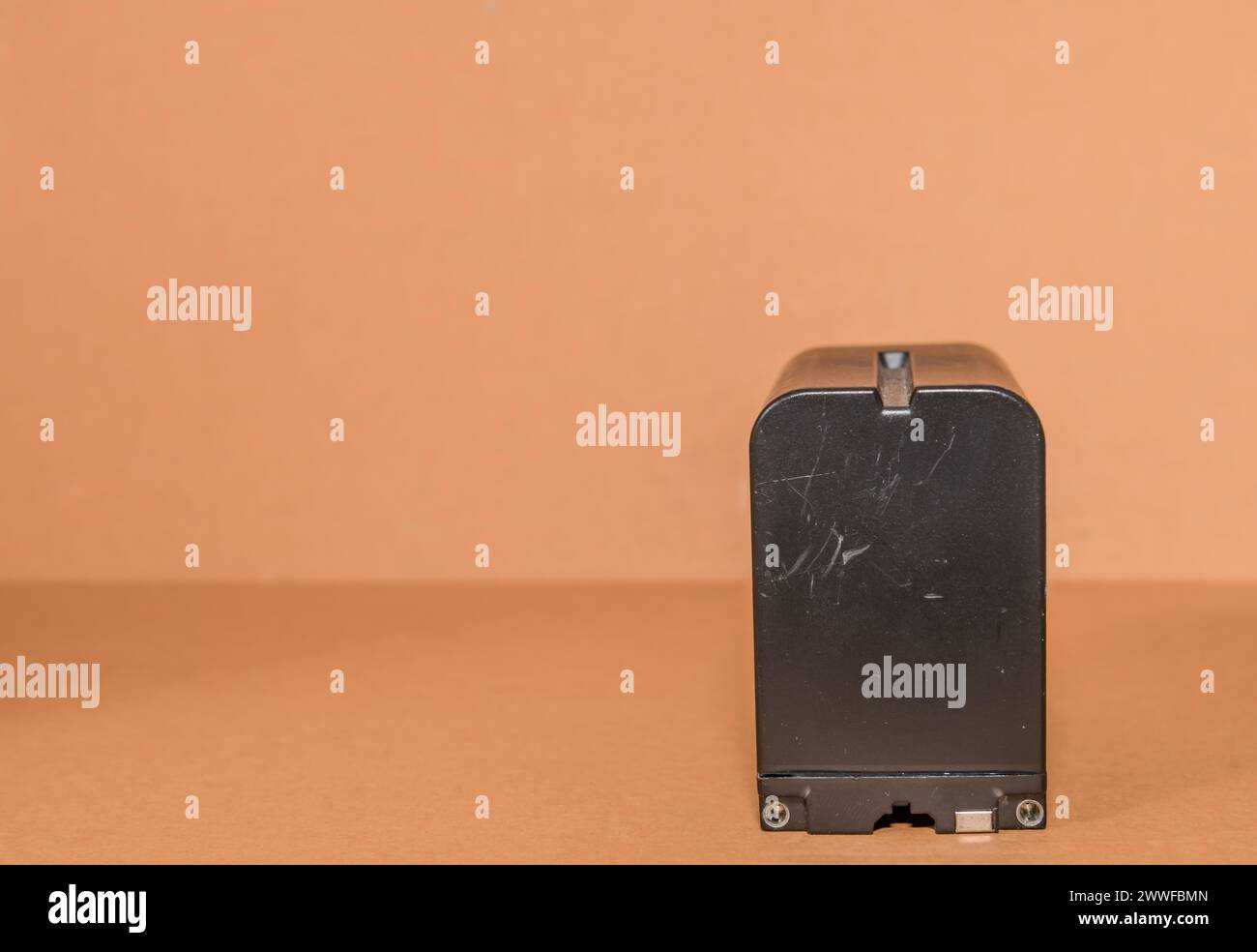 Nahaufnahme der gebrauchten Lithium-Ionen-Batterie auf braunem Hintergrund Stockfoto