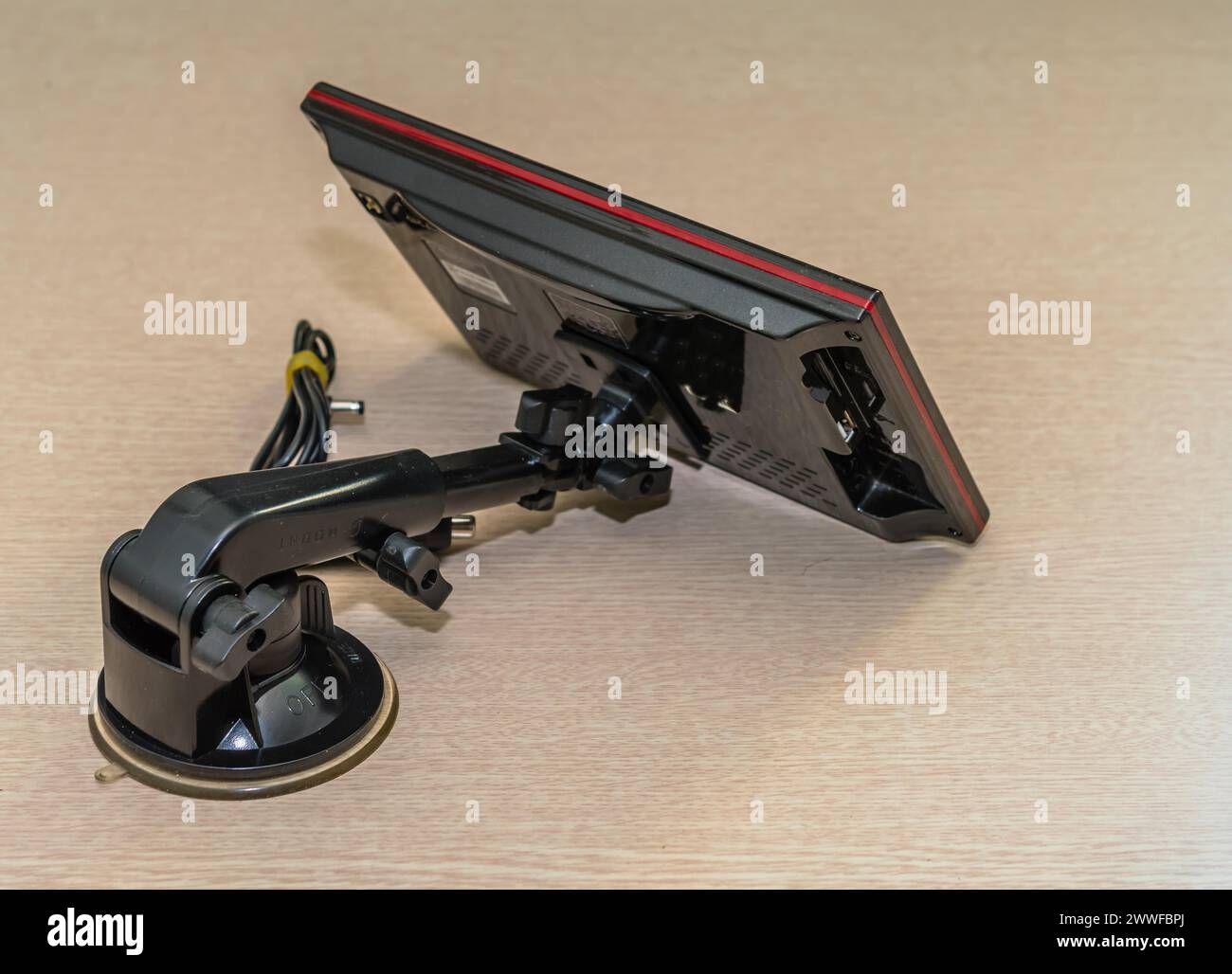 Rückansicht der Fahrzeugnavigation mit befestigtem Montagearm auf Holztisch Stockfoto