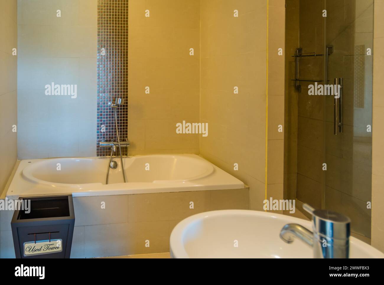 Modernes Badezimmer mit sauberer Badewanne, Fliesen und Handtuch in Chiang Mai, Thailand Stockfoto