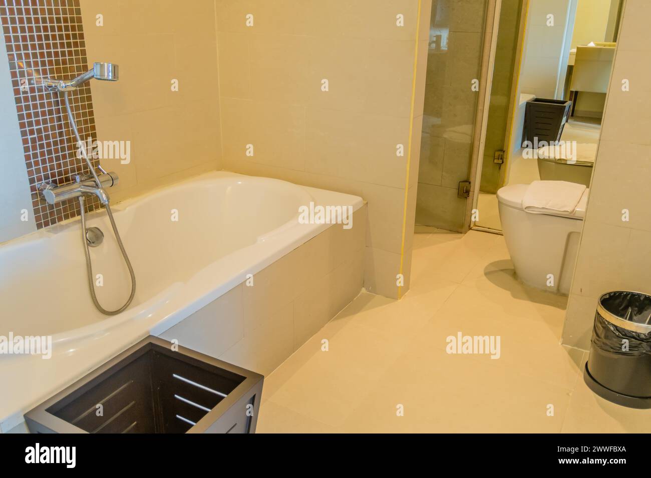 Geräumiges Bad mit separater Badewanne und Dusche in Chiang Mai, Thailand Stockfoto
