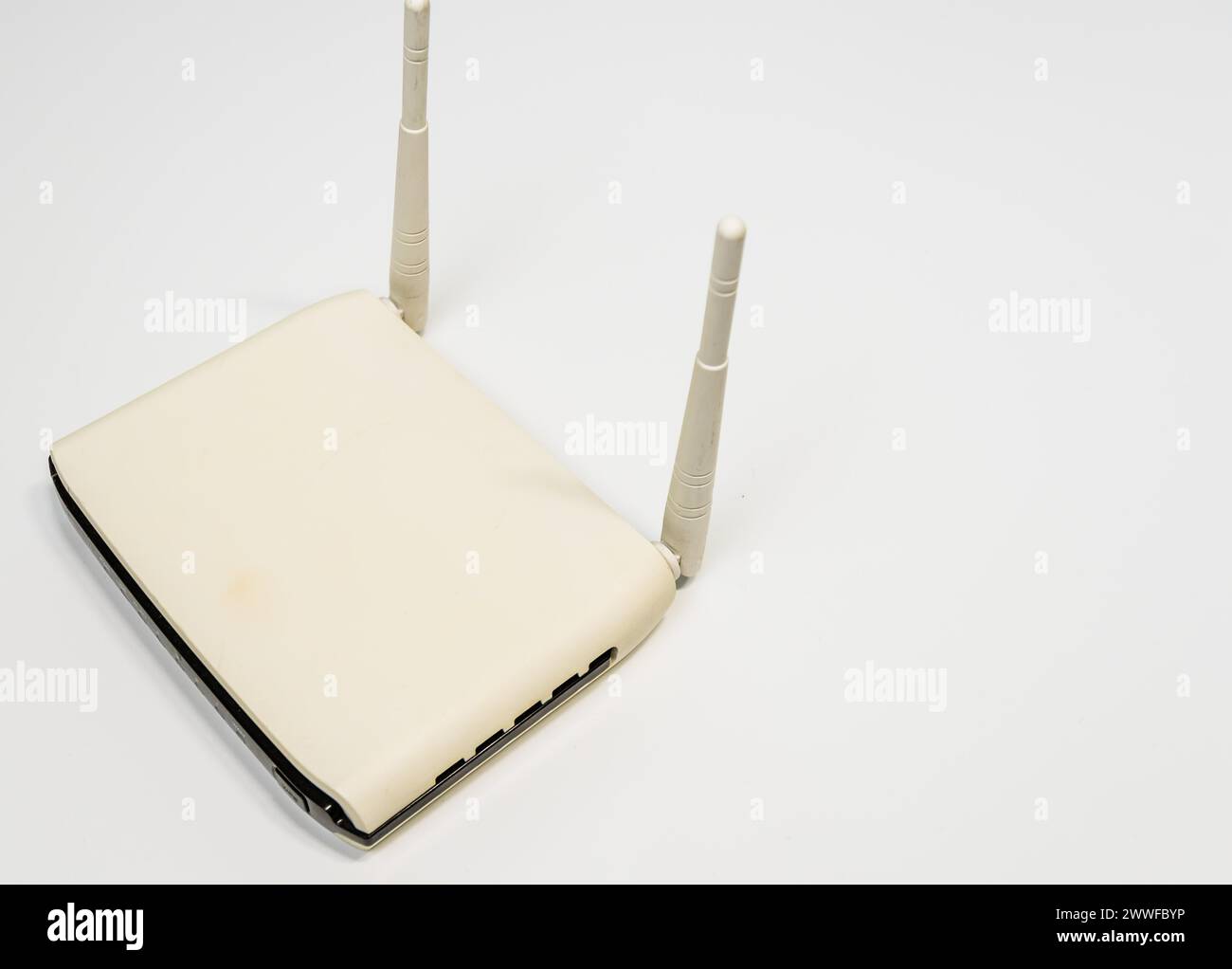 Weißer Wireless-Router mit zwei Antennen für Heimcomputer Stockfoto