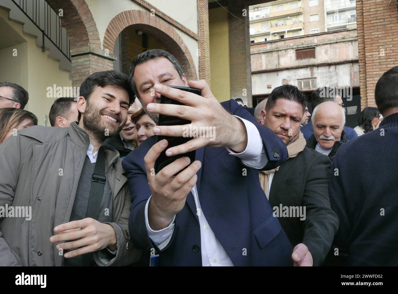 Rom, Italien. März 2024. Der Vorsitzende der Lega-Partei Matteo Salvini machte am 23. März 2024 Fotos mit Anhängern in Rom, Italien. Salvini war Vorsitzender der Konvention für Identität und Demokratie, einer Fraktion, die die rechten Parteien im Europäischen Parlament, einschließlich der italienischen Lega per Salvini, zusammenbringt. (Foto: Elisa Gestri/SIPA USA) Credit: SIPA USA/Alamy Live News Stockfoto
