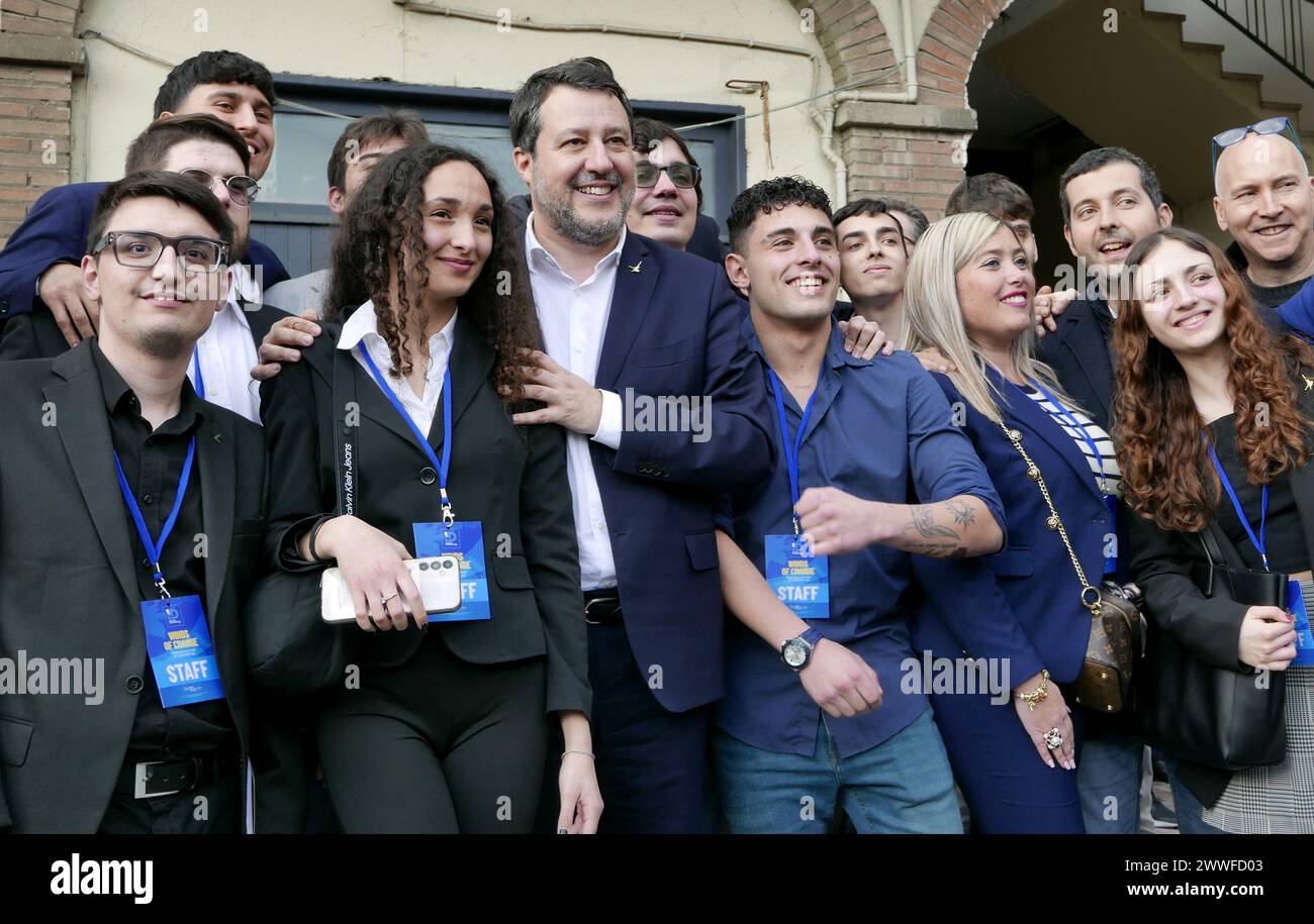 Rom, Italien. März 2024. Der Vorsitzende der Lega-Partei Matteo Salvini machte am 23. März 2024 Fotos mit Anhängern in Rom, Italien. Salvini war Vorsitzender der Konvention für Identität und Demokratie, einer Fraktion, die die rechten Parteien im Europäischen Parlament, einschließlich der italienischen Lega per Salvini, zusammenbringt. (Foto: Elisa Gestri/SIPA USA) Credit: SIPA USA/Alamy Live News Stockfoto