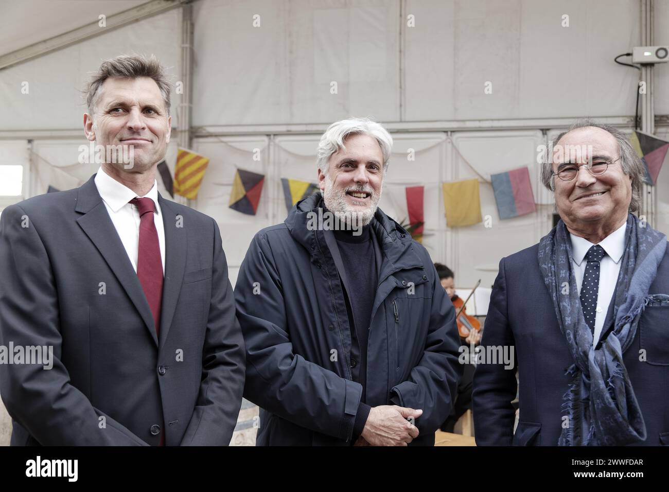 Sete, Frankreich. April 2022. Francois Commeinhes, Serge Denaja und ein Gast besuchen das Escale à Sete in Sete, Frankreich Stockfoto