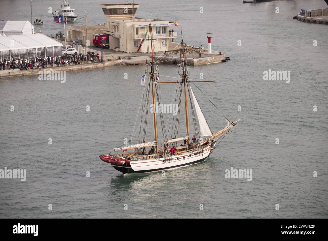 Sete, Frankreich. April 2022. Die Vela Tradizionale kommt am Escale à Sete an, dem ersten Seeverkehrstreffen in Sete, Frankreich Stockfoto