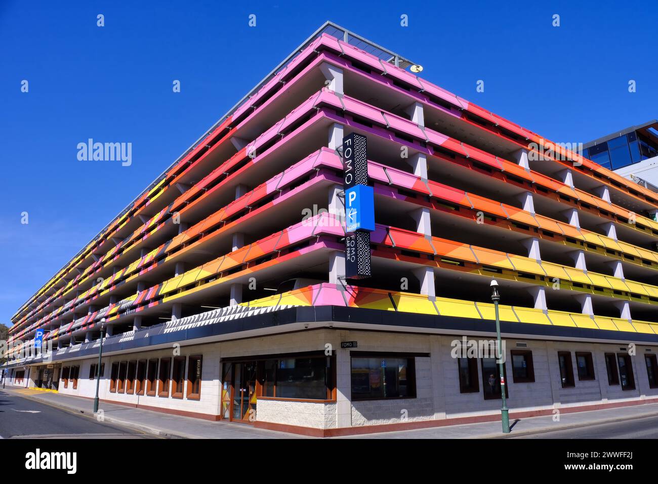 Farbenfroher mehrstöckiger FOMO-Parkplatz in Fremantle, Perth, Western Australia Stockfoto