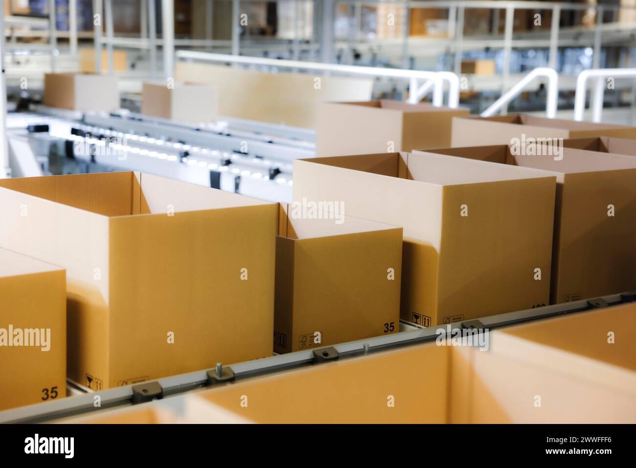 Kartons für den Versand auf einem Förderband in einem Logistikzentrum in Köln, Nordrhein-Westfalen, Deutschland Stockfoto