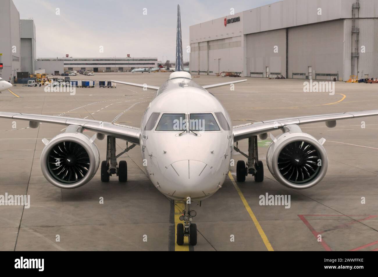 Toronto, Kanada - 03 10 2024: Embraer E195-E2 modernes Jet-Flugzeug im Besitz der kanadischen Fluggesellschaft Porter Airlines auf dem Asphalt von Toronto Pearson Stockfoto